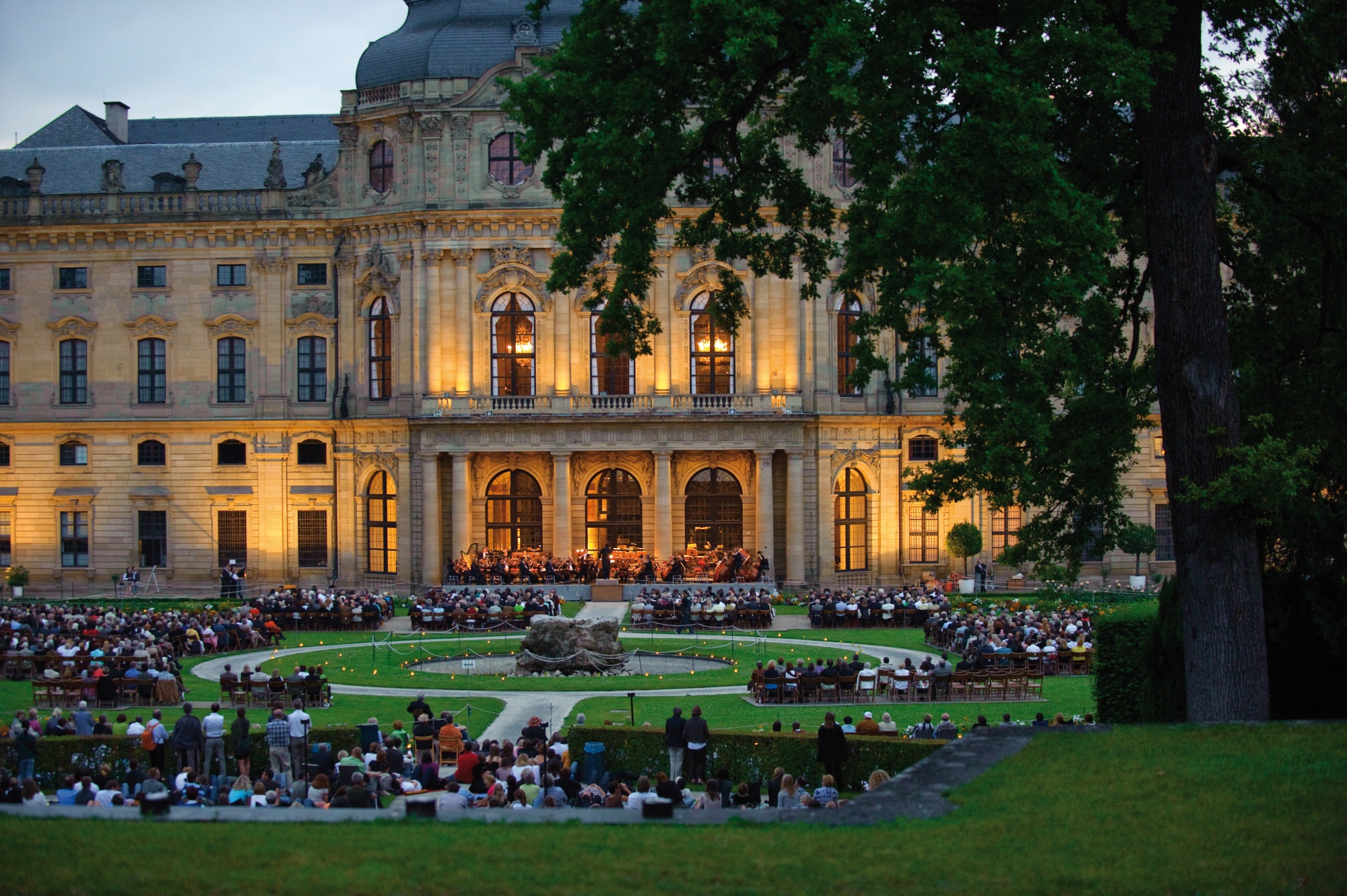 Дворец резиденция в вюрцбурге в германии. Резиденция президента германии. Замок бельвю. Вюрцбург дворец епископа. Дворец архиепископа в вюрцбурге.