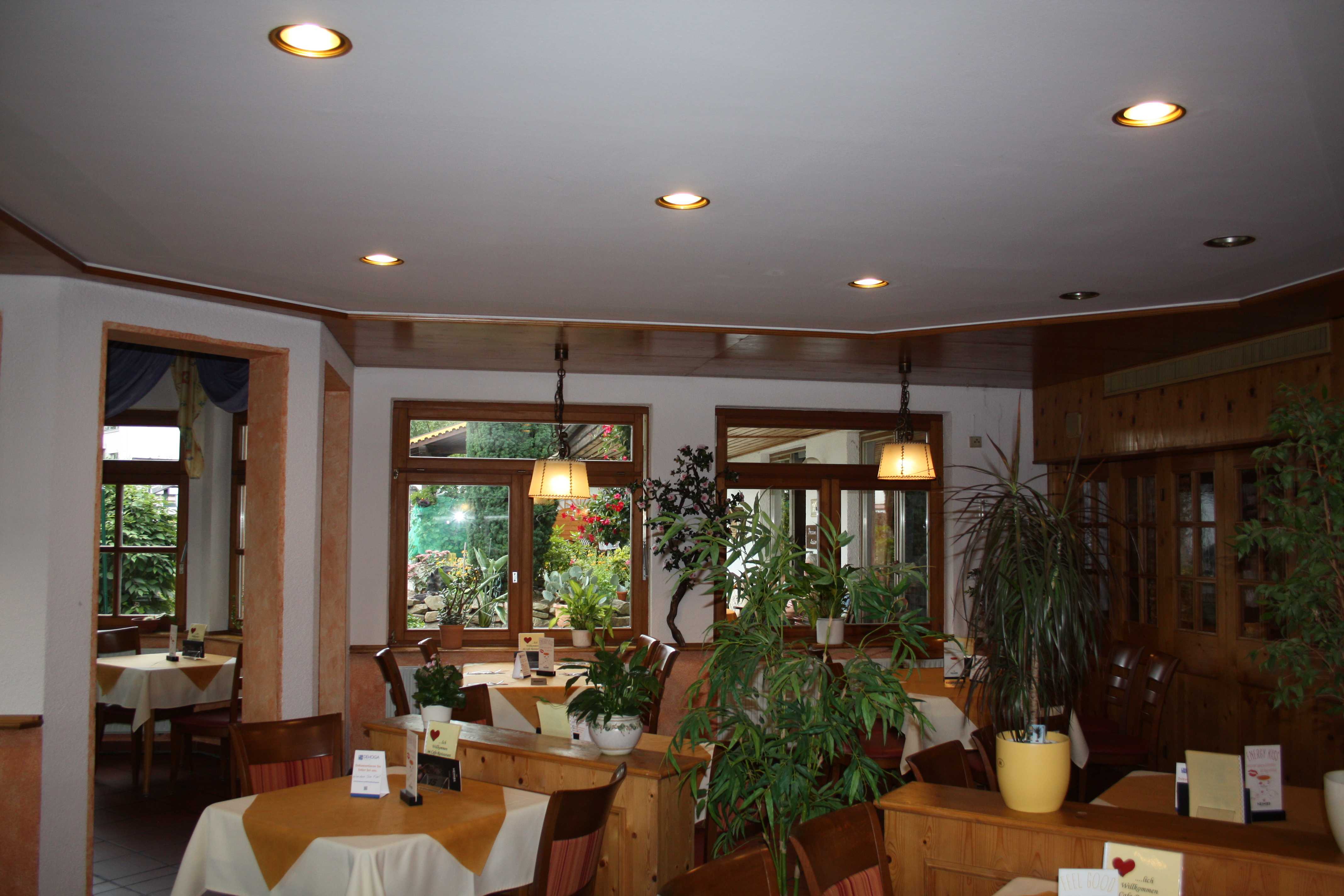 Restaurant-Cafebereich in der Pension Lauer, Bad Soden-Salmünster. 
