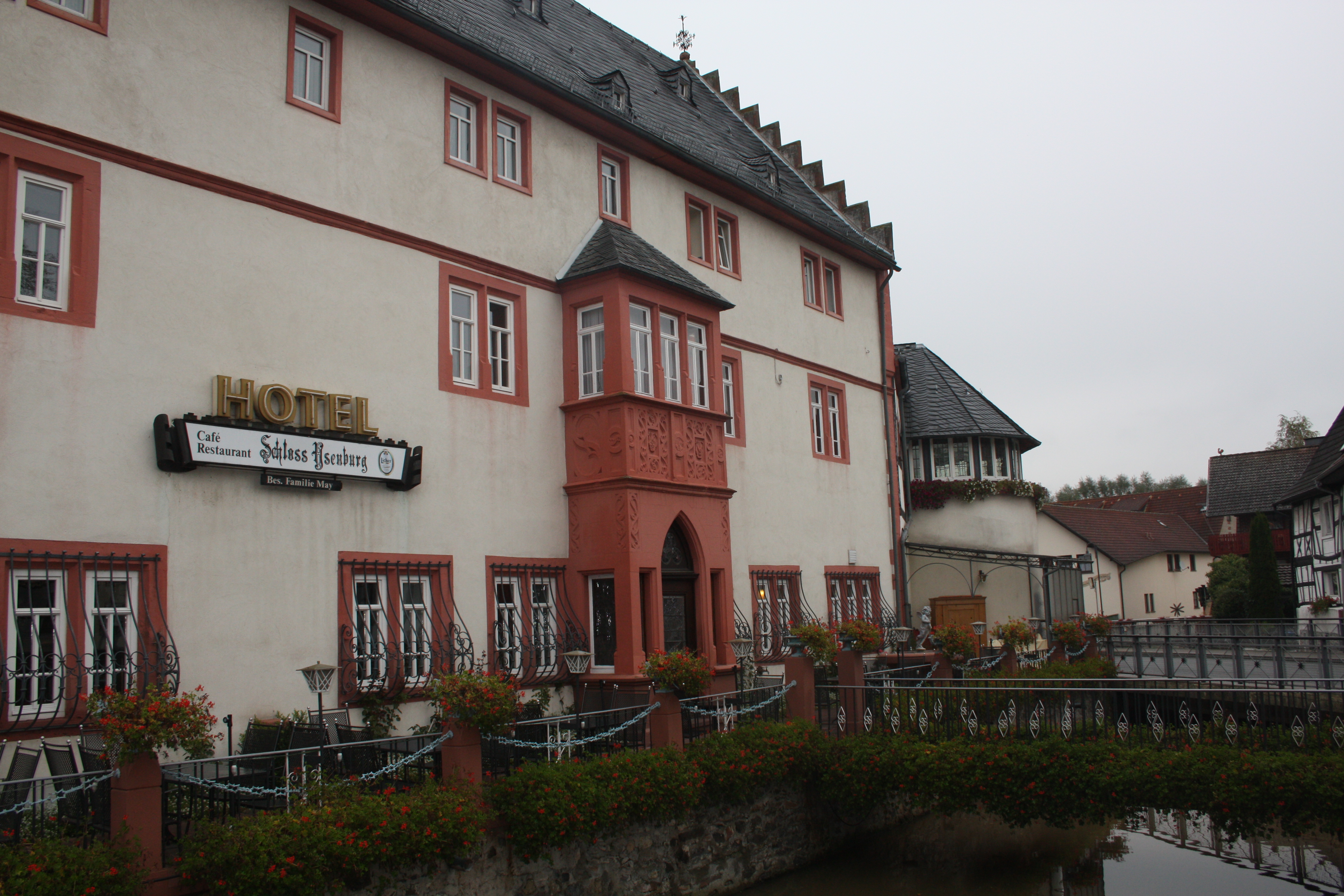 Außenansicht vom Hotel Restaurant Schloss Ysenburg in Florstadt, Ortsteil Staden.
