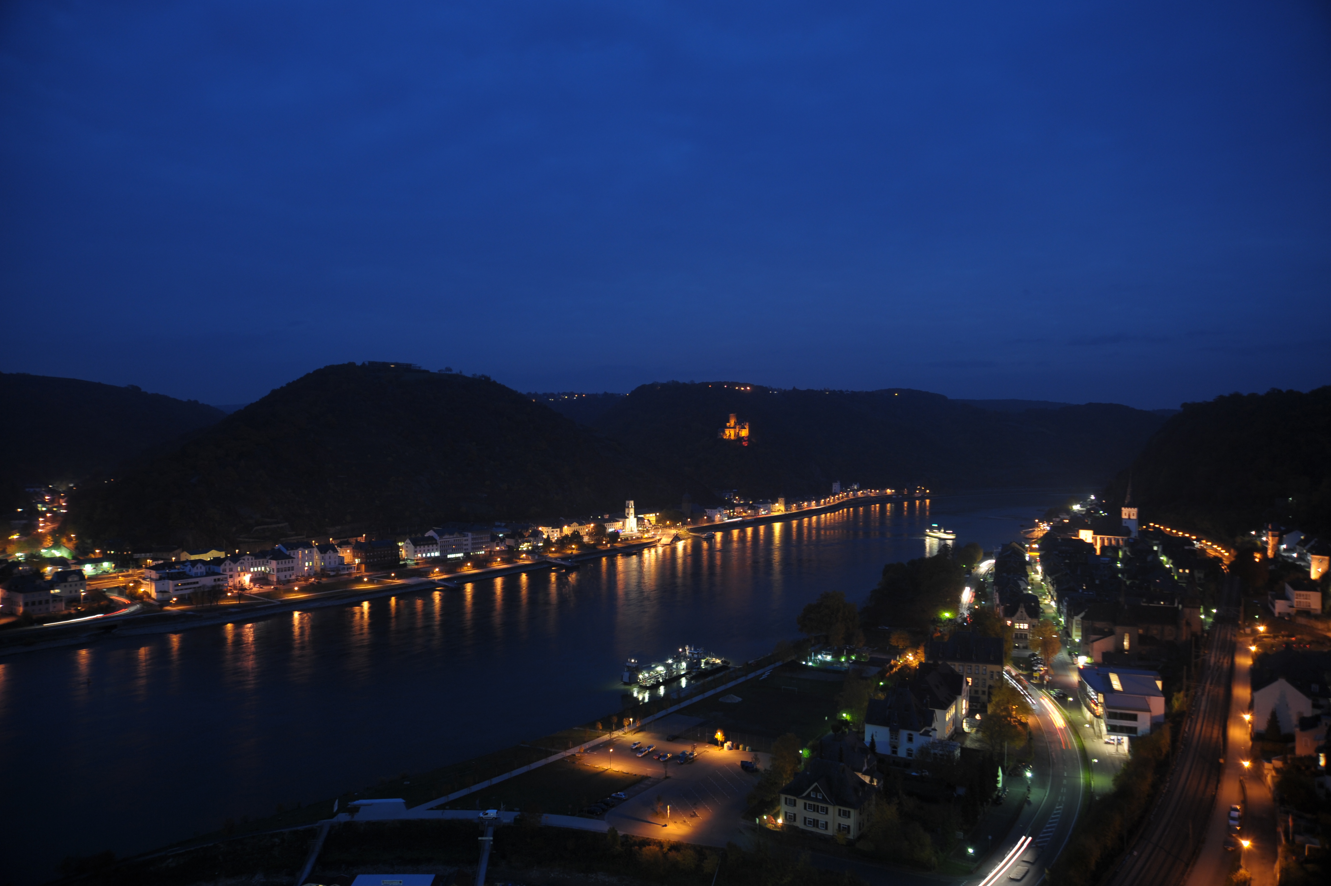 Das Rheintal bei Nacht - ein wahrlich romantischer Anblick.
