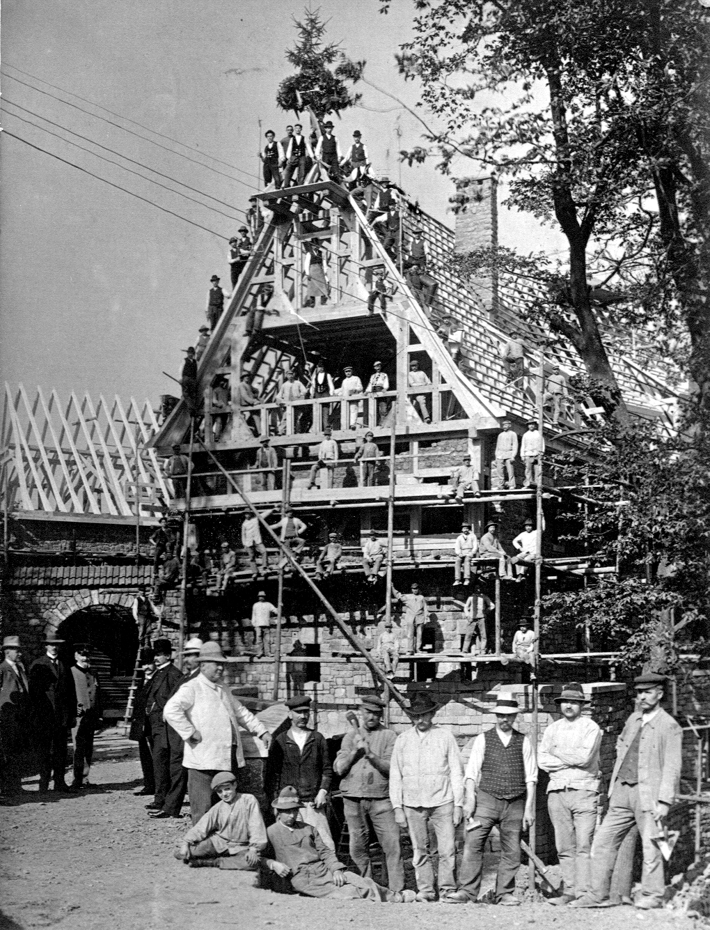 Am 1. April 1914 eröffnete auf dem Burgberg, zu Füßen der legendären Wartburg, das Wartburghotel. 
