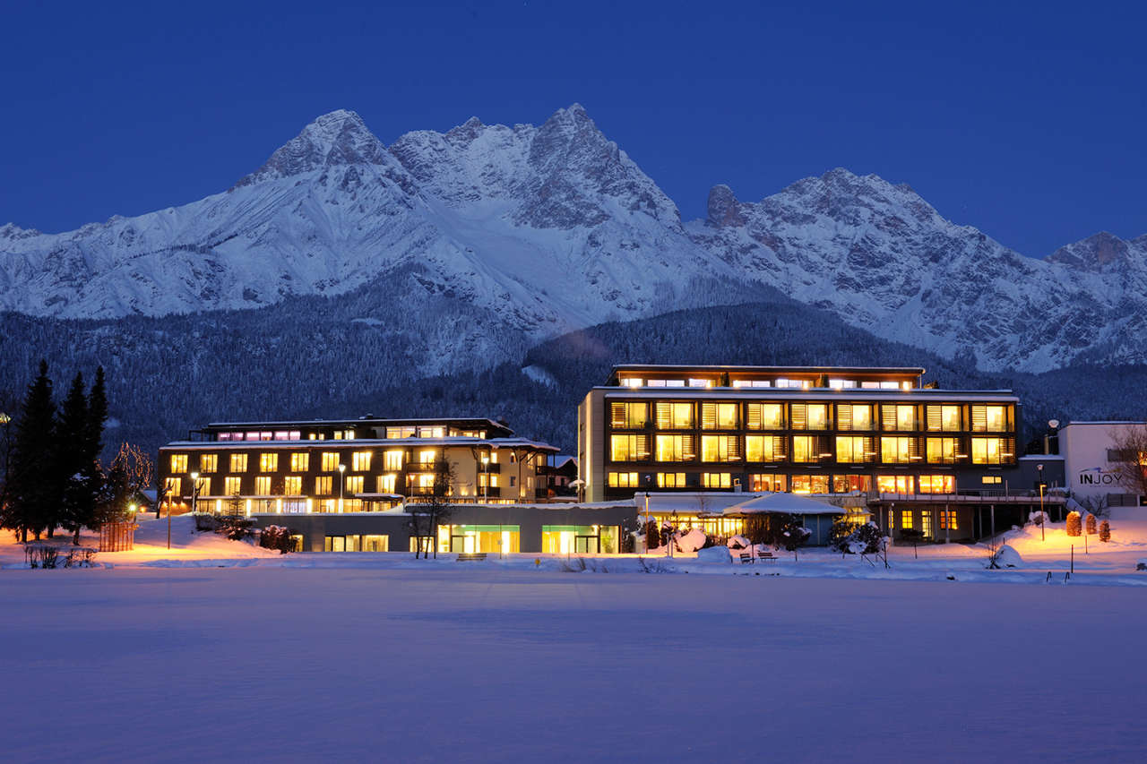 Das 2010 komplett neu gestaltete 4-Sterne-Superior Wellness- & Designhotel in Saalfelden. Direkt am Ritzensee im Salzburger Land gelegen, ist es umgeben von einer markanten Bergkulisse. 
