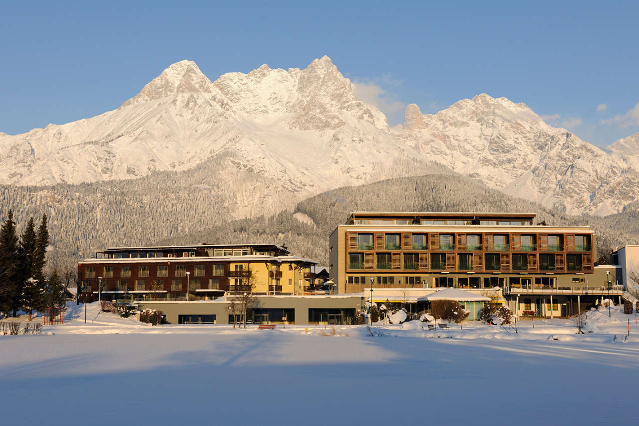 Das 2010 komplett neu gestaltete 4-Sterne-Superior Wellness- & Designhotel in Saalfelden liegt mitten in einer Idylle direkt am Ritzensee im Salzburger Land, umgeben von einer markanten Bergkulisse.