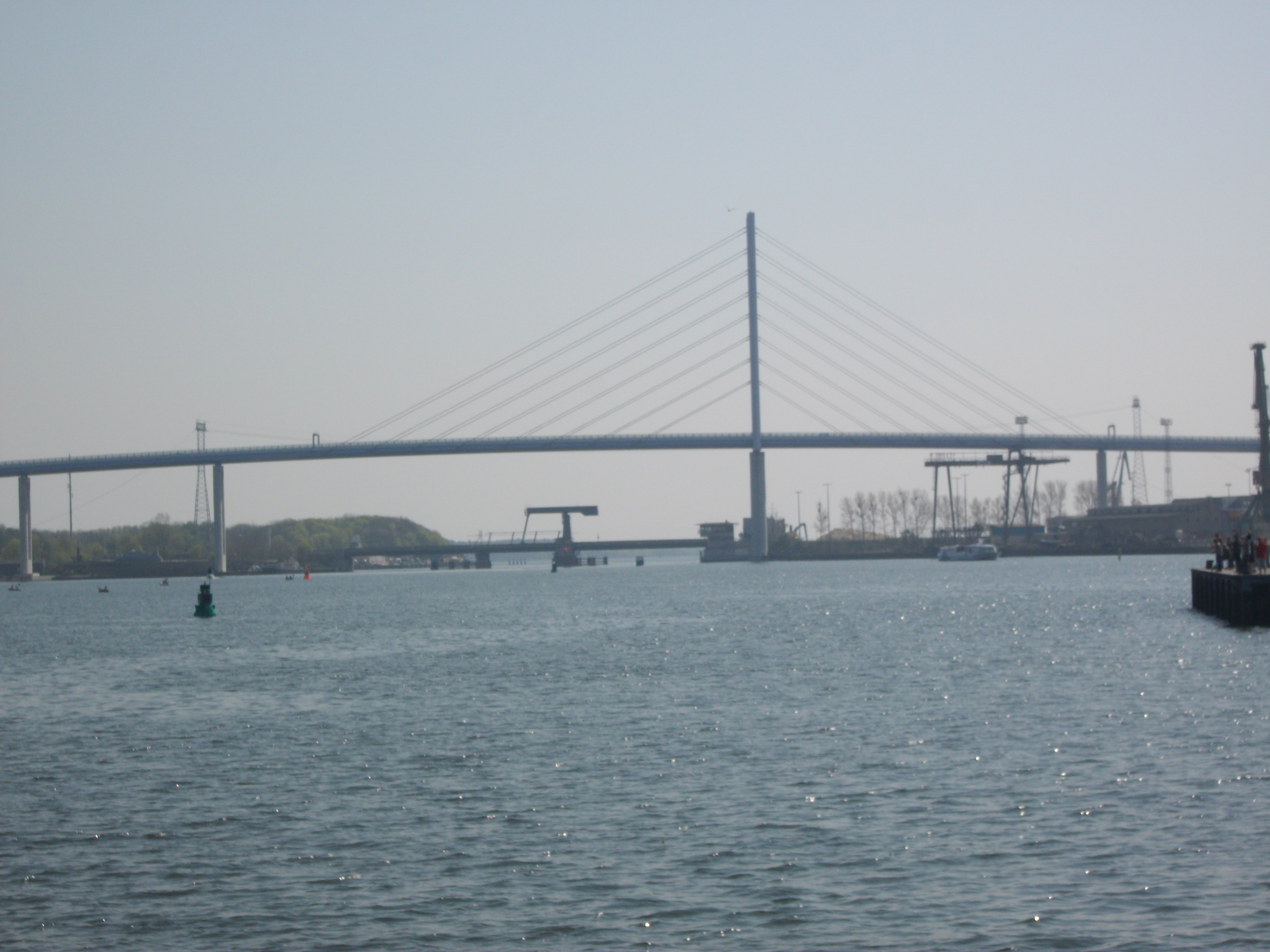 Die Rügenbrücken (auch Strelasundquerung) liegen als Verbindung zwischen dem vorpommerschen Festland bei Stralsund zur Insel Rügen über den Strelasund. Die Querung ist ca. 4100 m lang und gehört zu Deutschlands längsten Brückenverbindungen.
