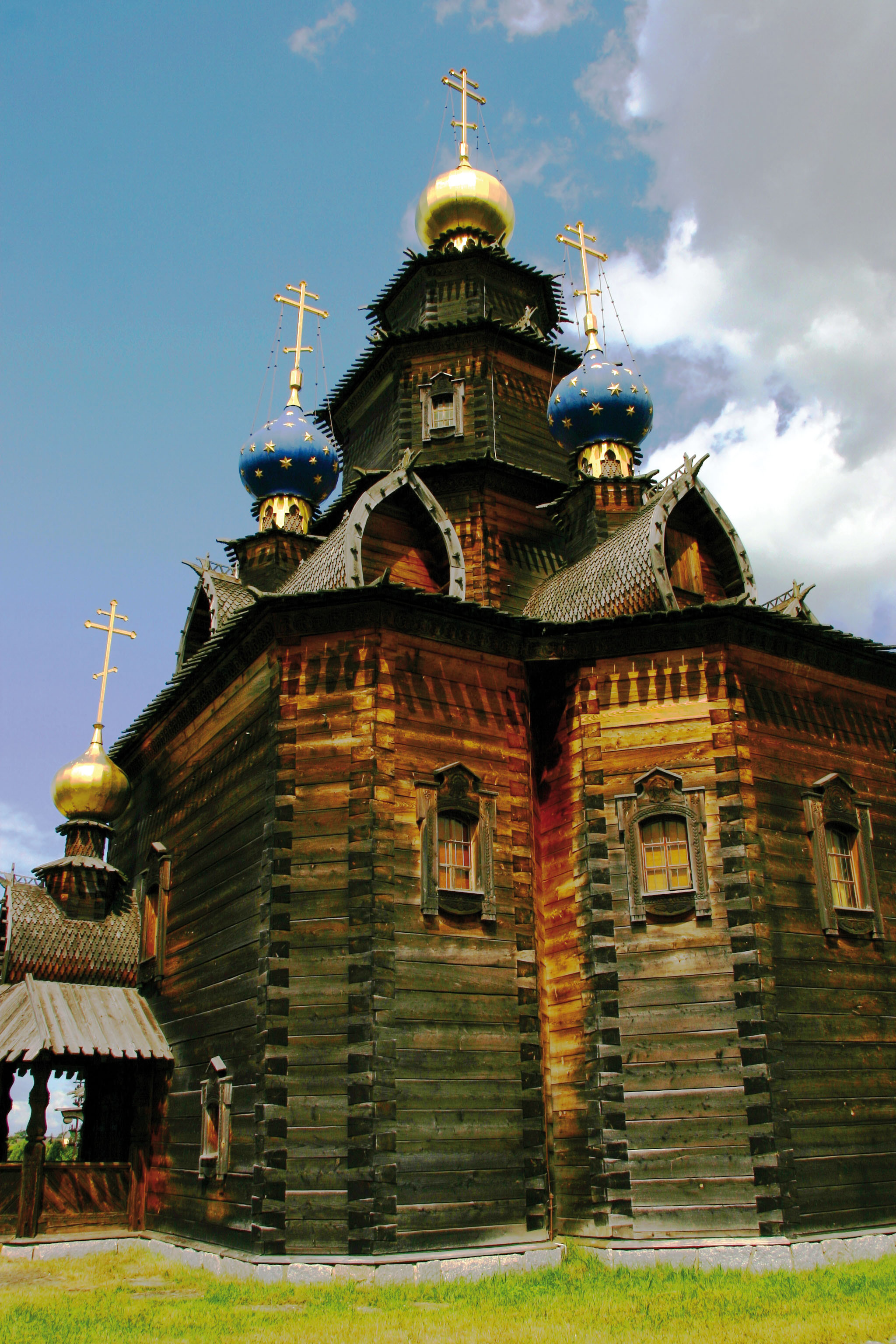 Russisch-orthodoxe Holzkirche in der Südheide Gifhorn. Es handelt sich um die 1756 erbaute Christi-Verklärungskirche aus dem zentralrussischen Dorf Kosljatjewo.