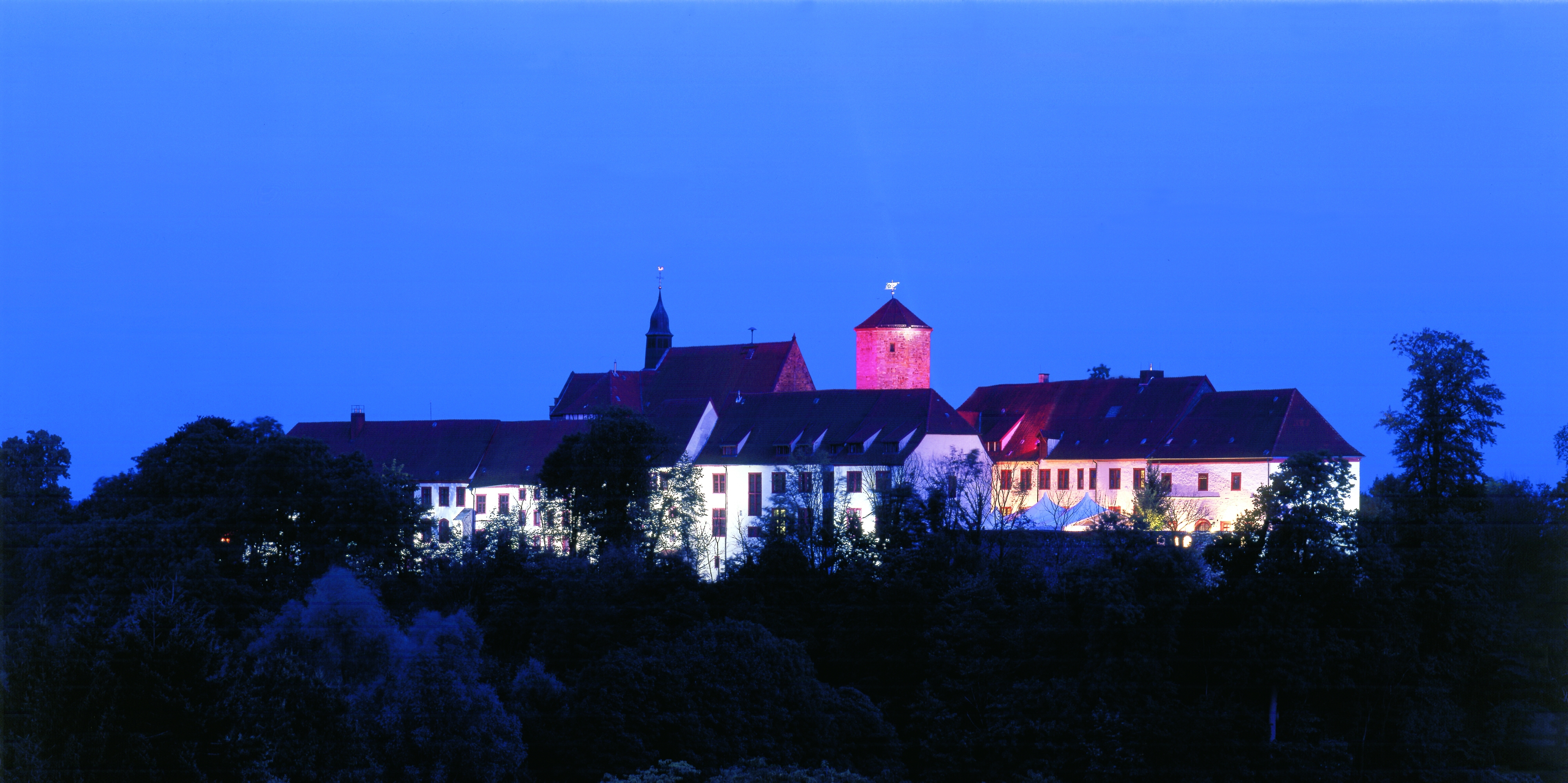 Schloss Bad Iburg bei Dämmerung.
