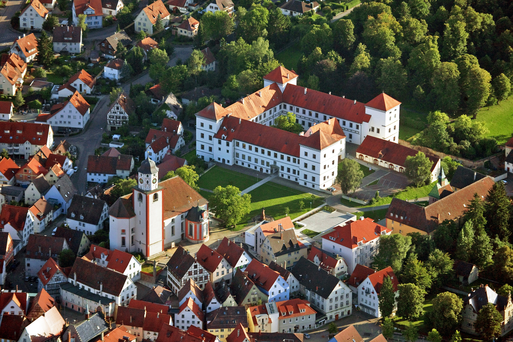 Schloss und die Stadtkirche St. Martin von Meßkirch.

