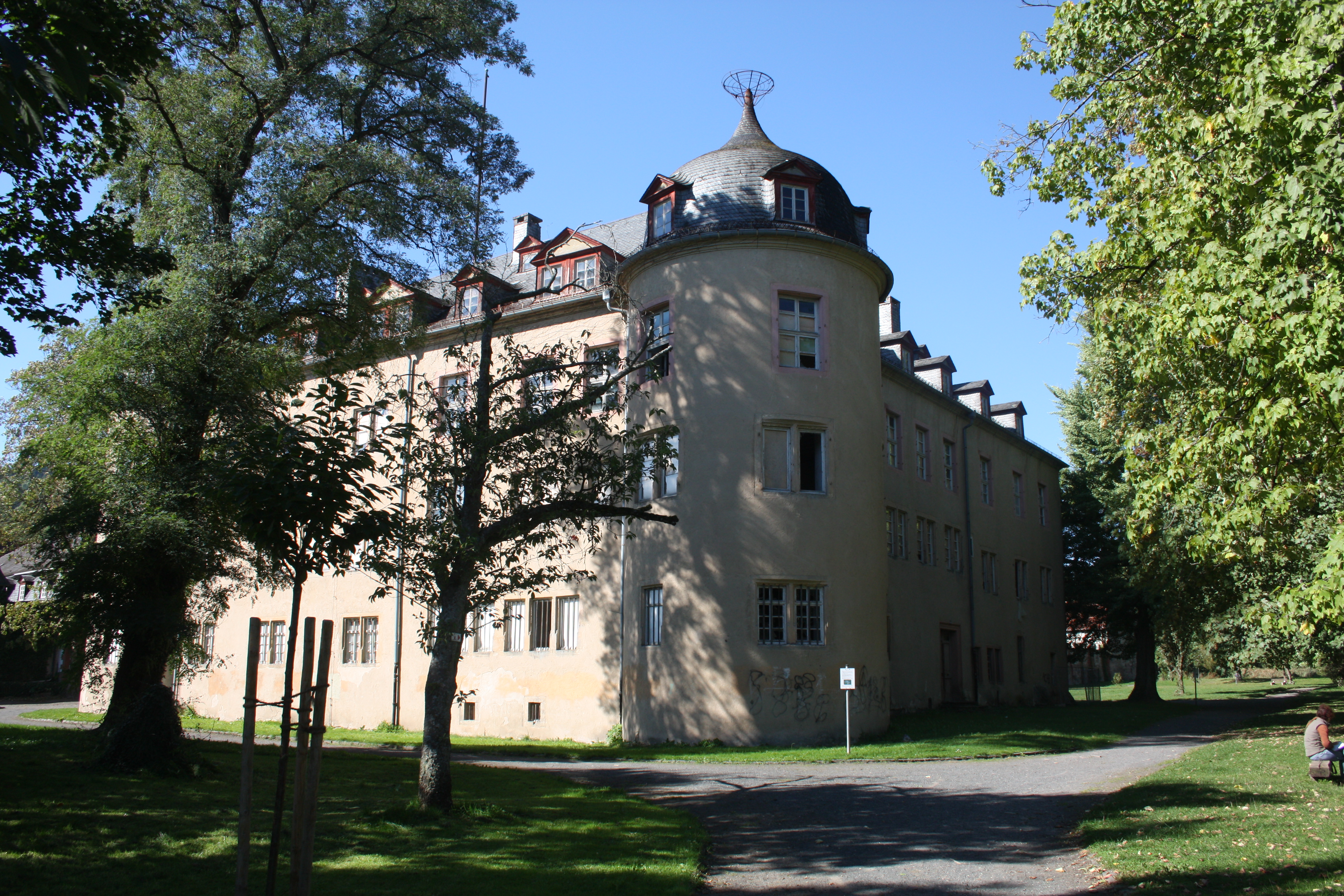 Das Schloss wurde einst unter Kaiser Friedrich I. Barbarossa als Schutzburg für das hiesige Jagdgebiet erbaut. Im Anfang des 14. Jahrhunderts wurde die Burg zu einer wehrhaften Wasserburg ausgebaut.