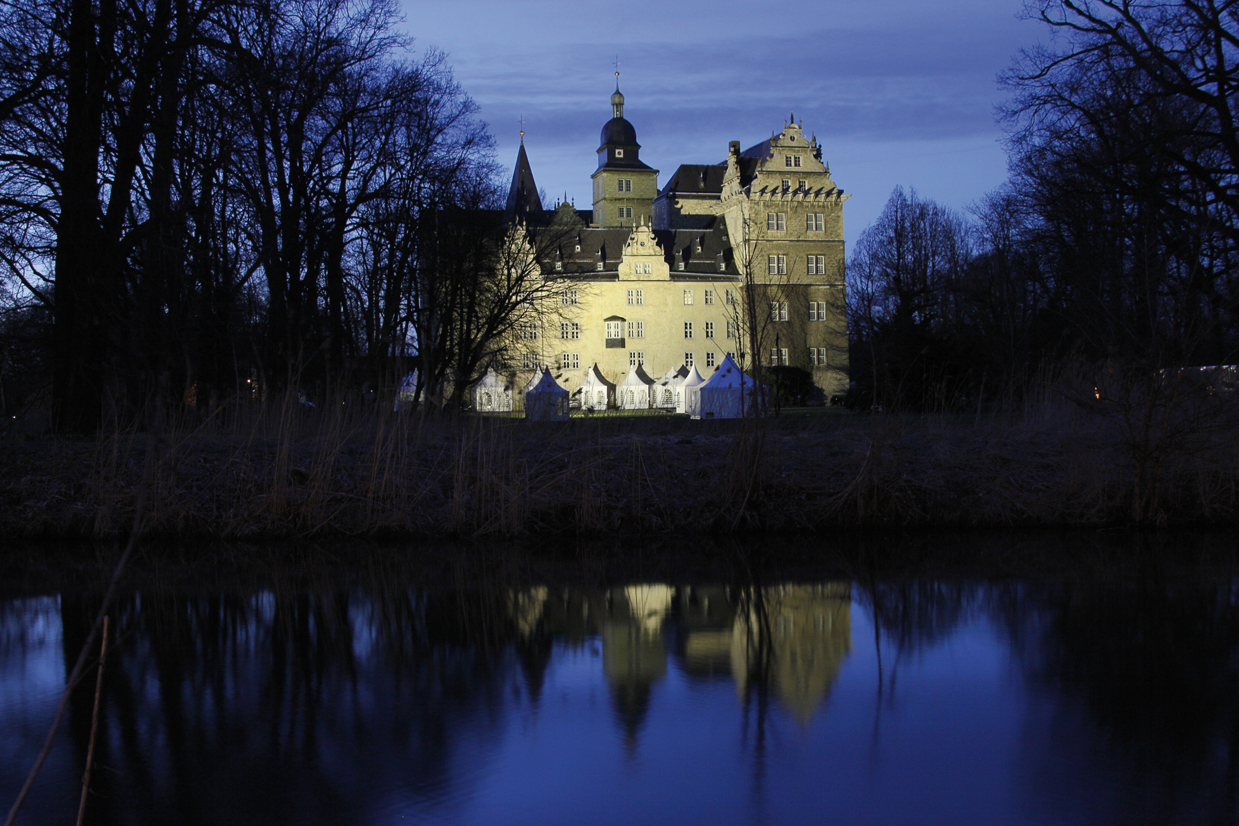 Schloss Wolfsburg am Abend.
