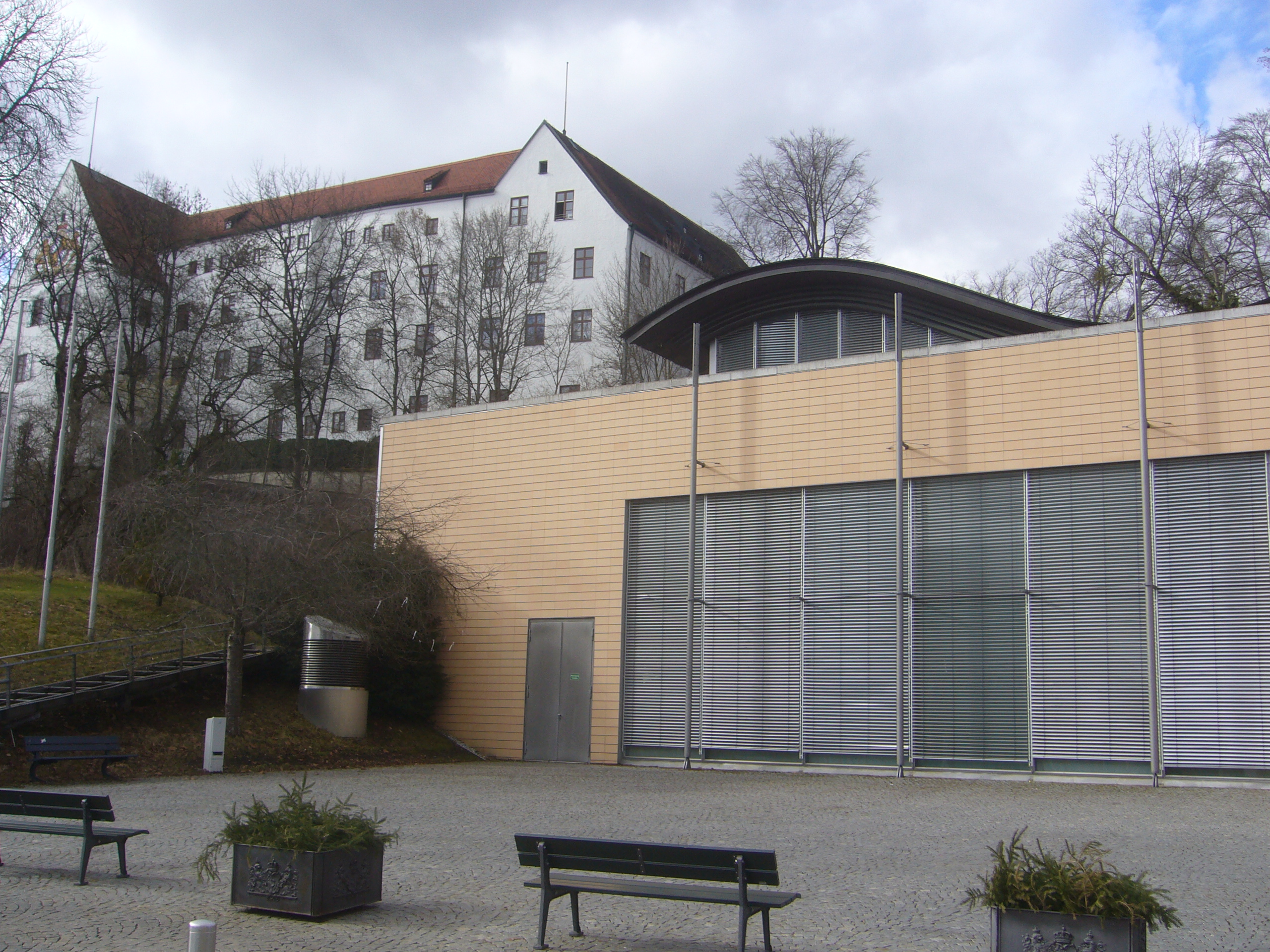 Außenansicht der zum Rathaus der Stadt Starnberg gehörenden Schlossberghalle.
