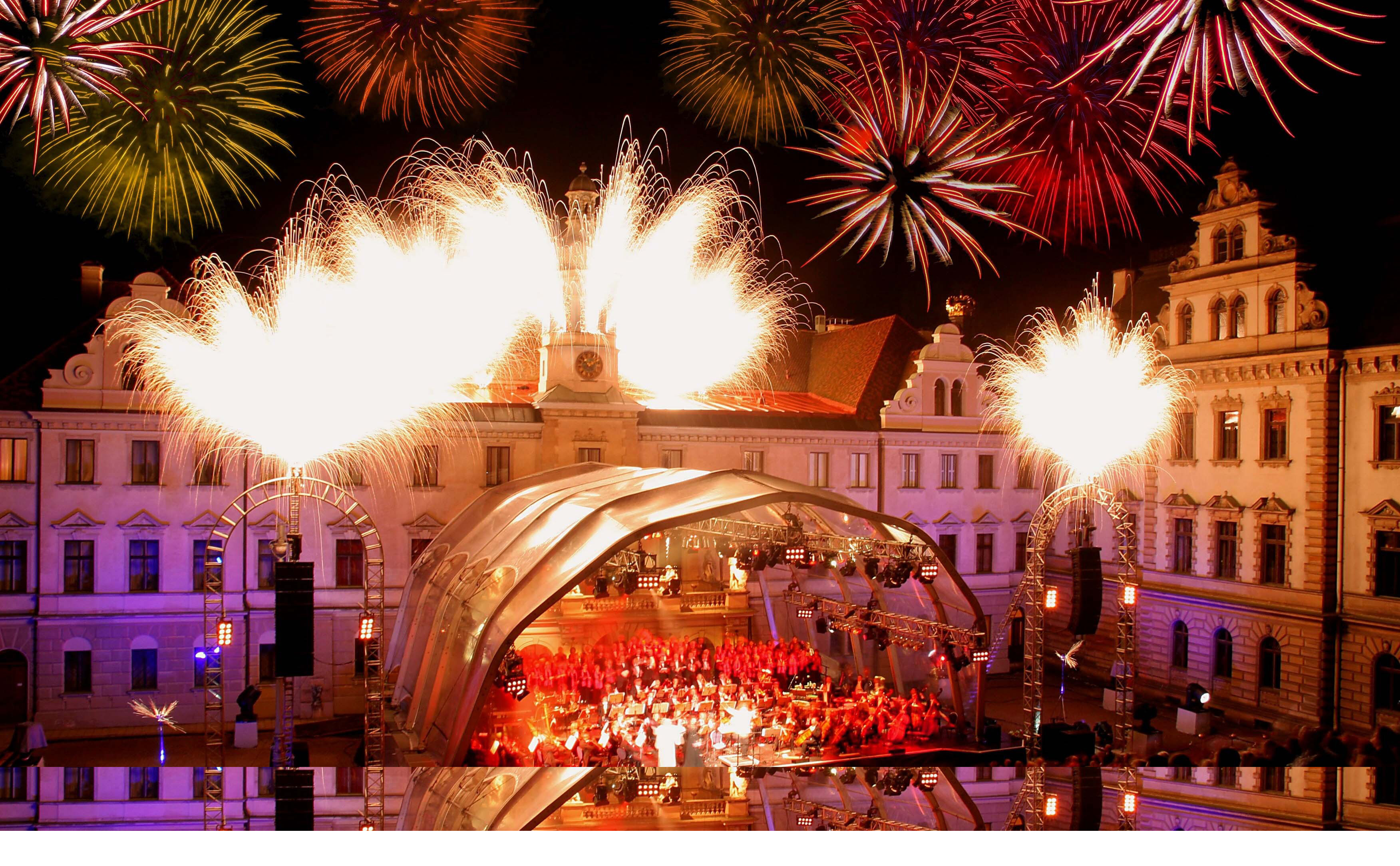 Weltstars vor der spektakulären Kulisse des Thurn und Taxis-Schlosses in Regensburg bieten die Schlossfestspiele in Regensburg.
