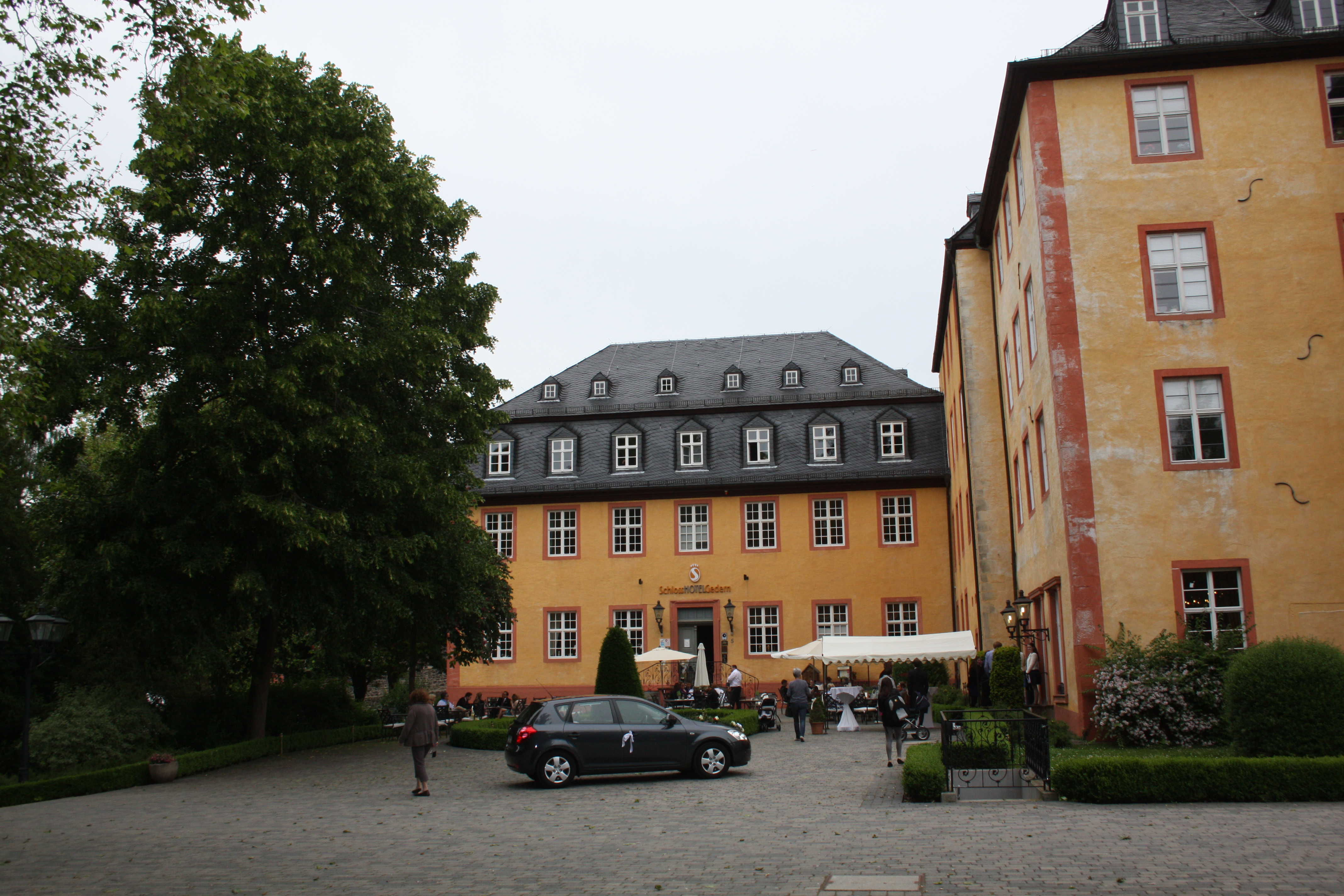 Das SchlossHOTEL Gedern in der Außenansicht incl. Außenterrasse.

