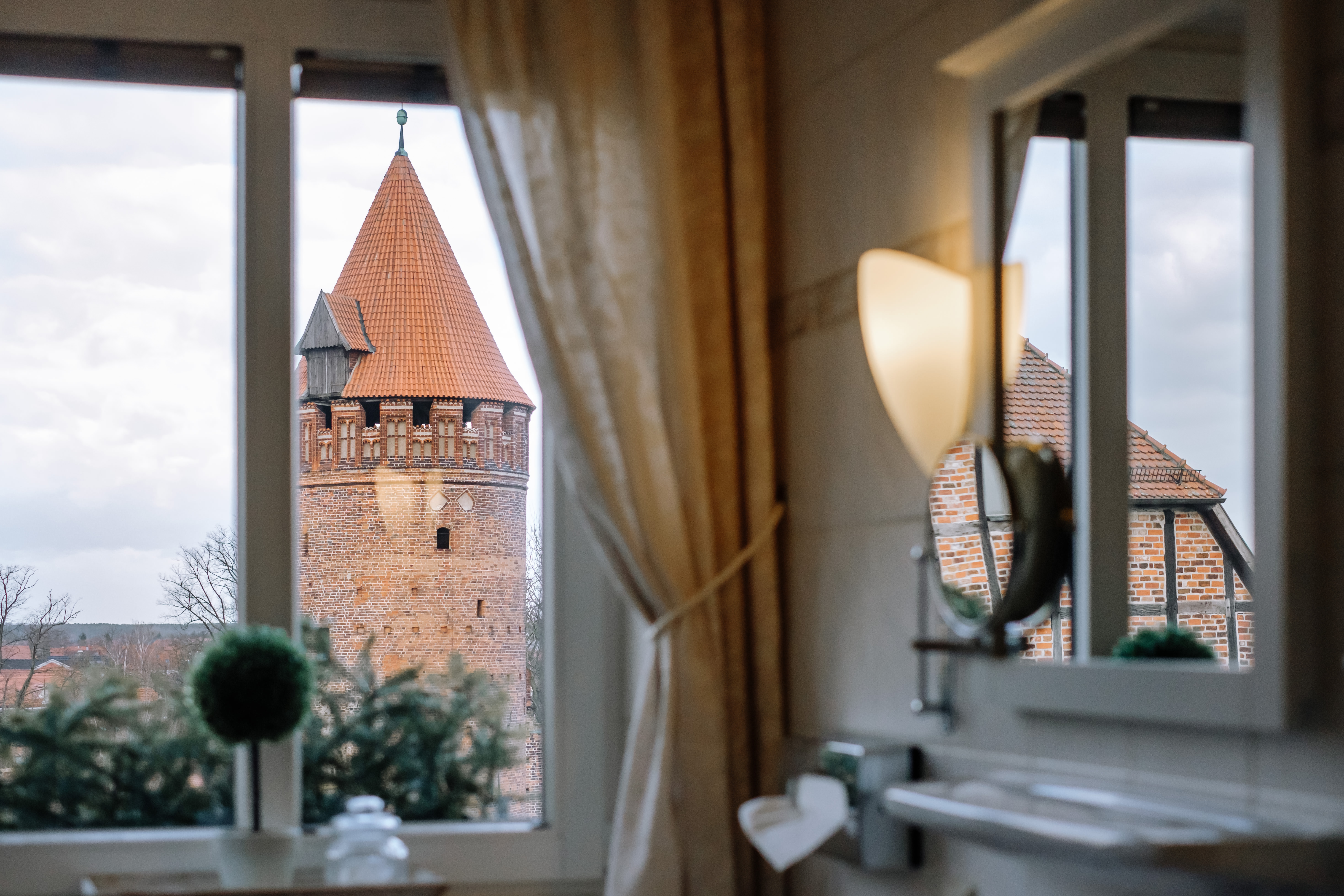 Ausblick aus einem Zimmer im Haupthaus des Schlosshotels Tangermünde.
