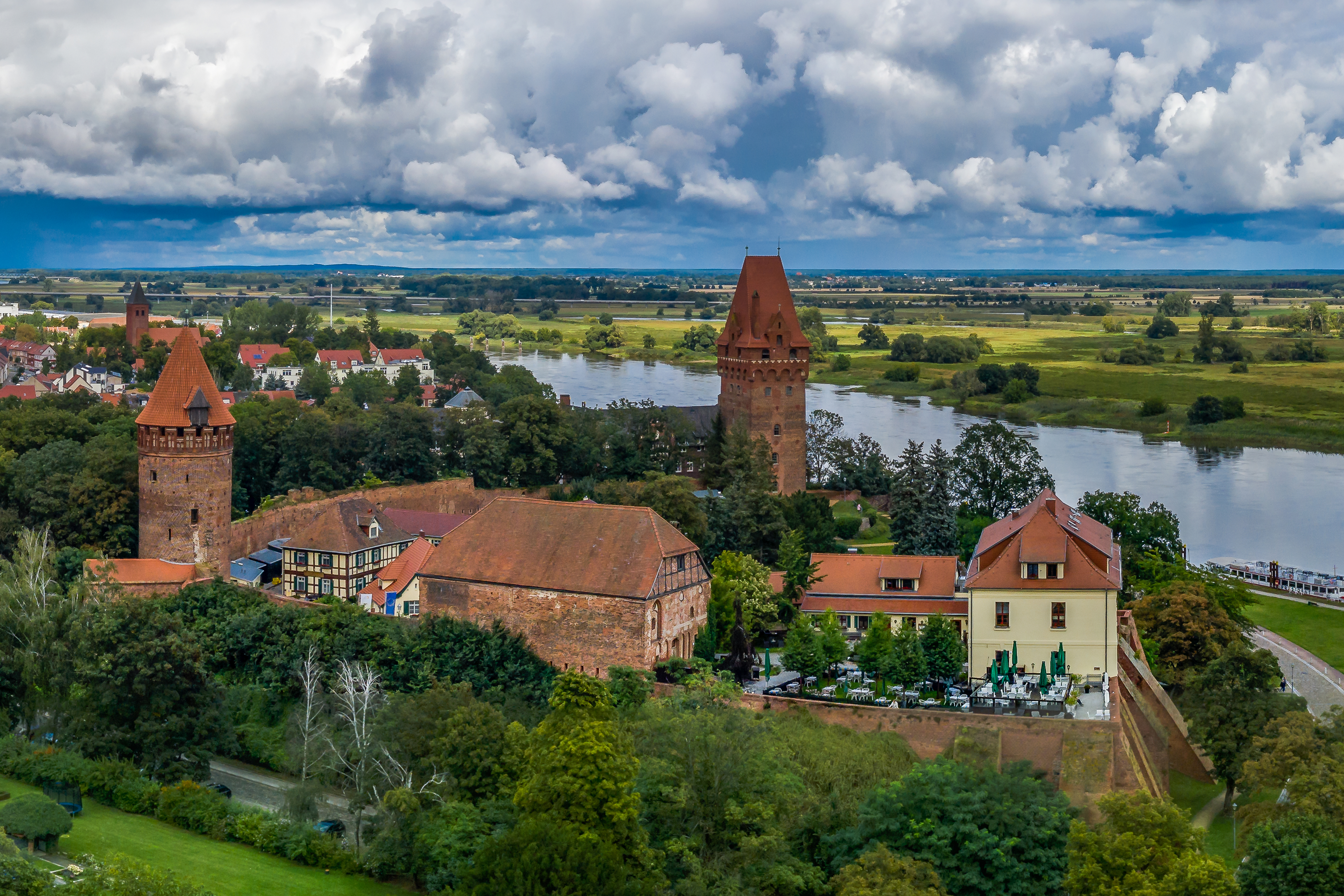 Luftbild vom Schlosshotel Tangermünde.
