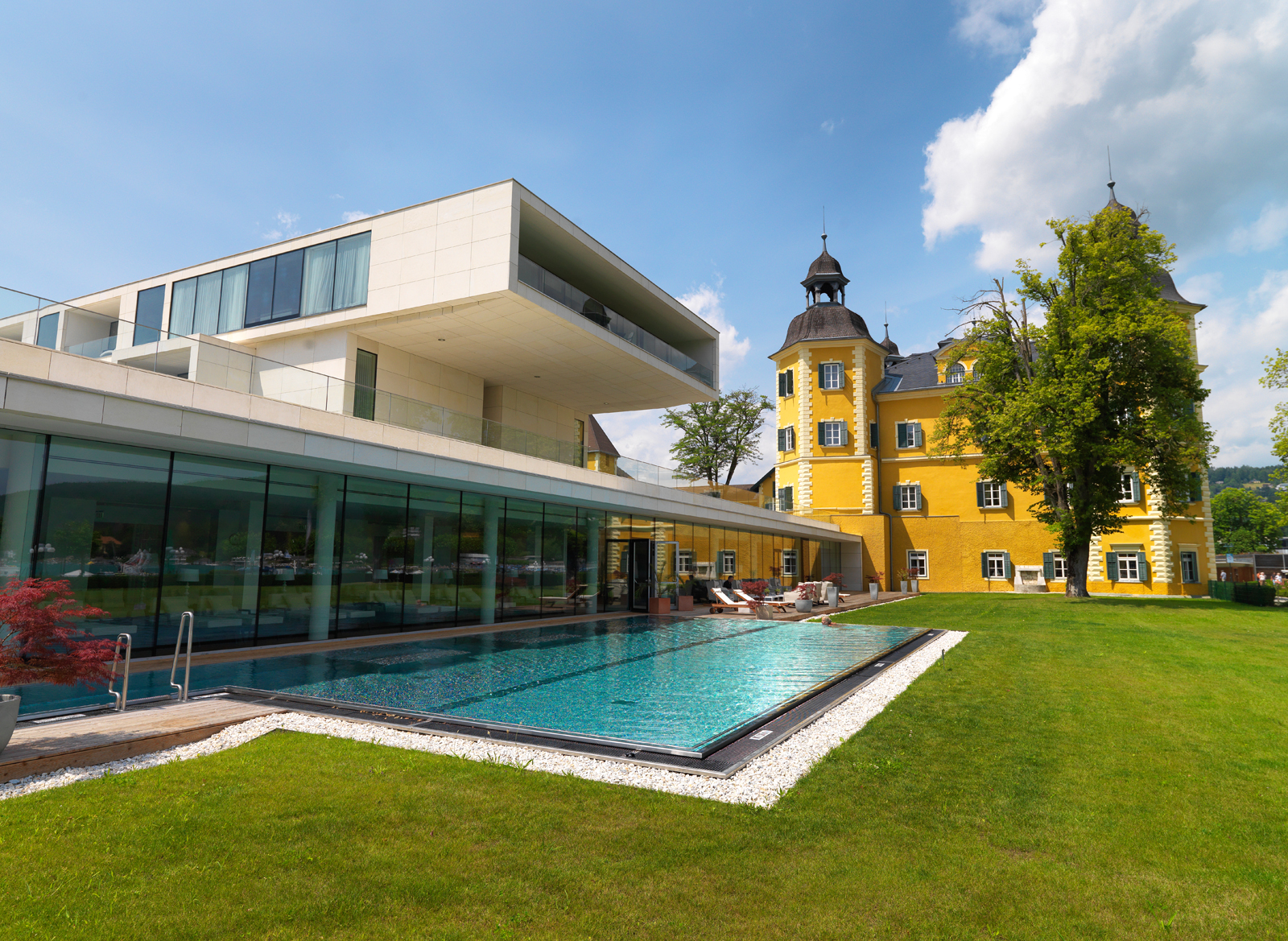 Außenpool vom Schlosshotel Velden.
