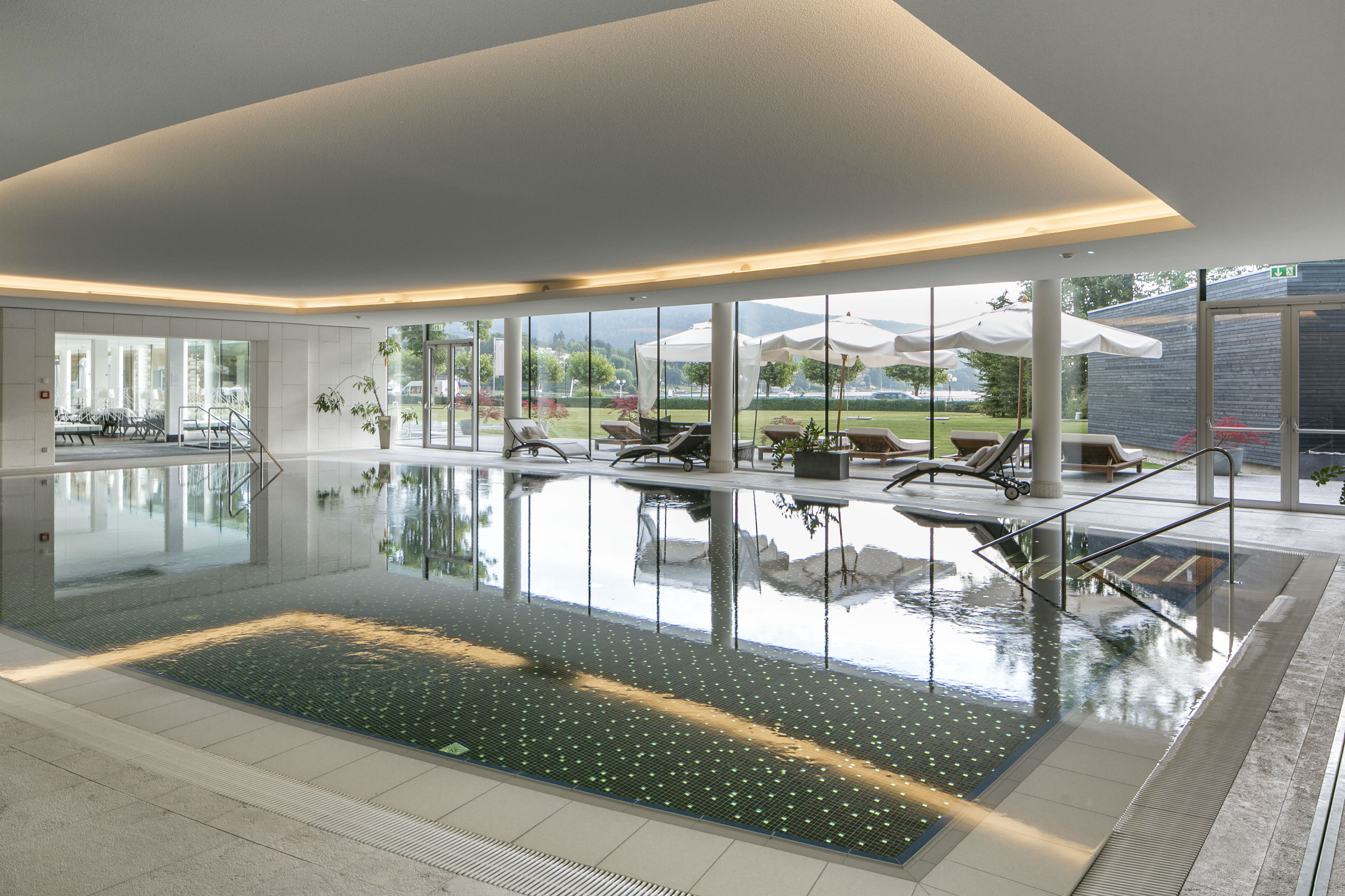 Indoorpool vom Schlosshotel Velden.
