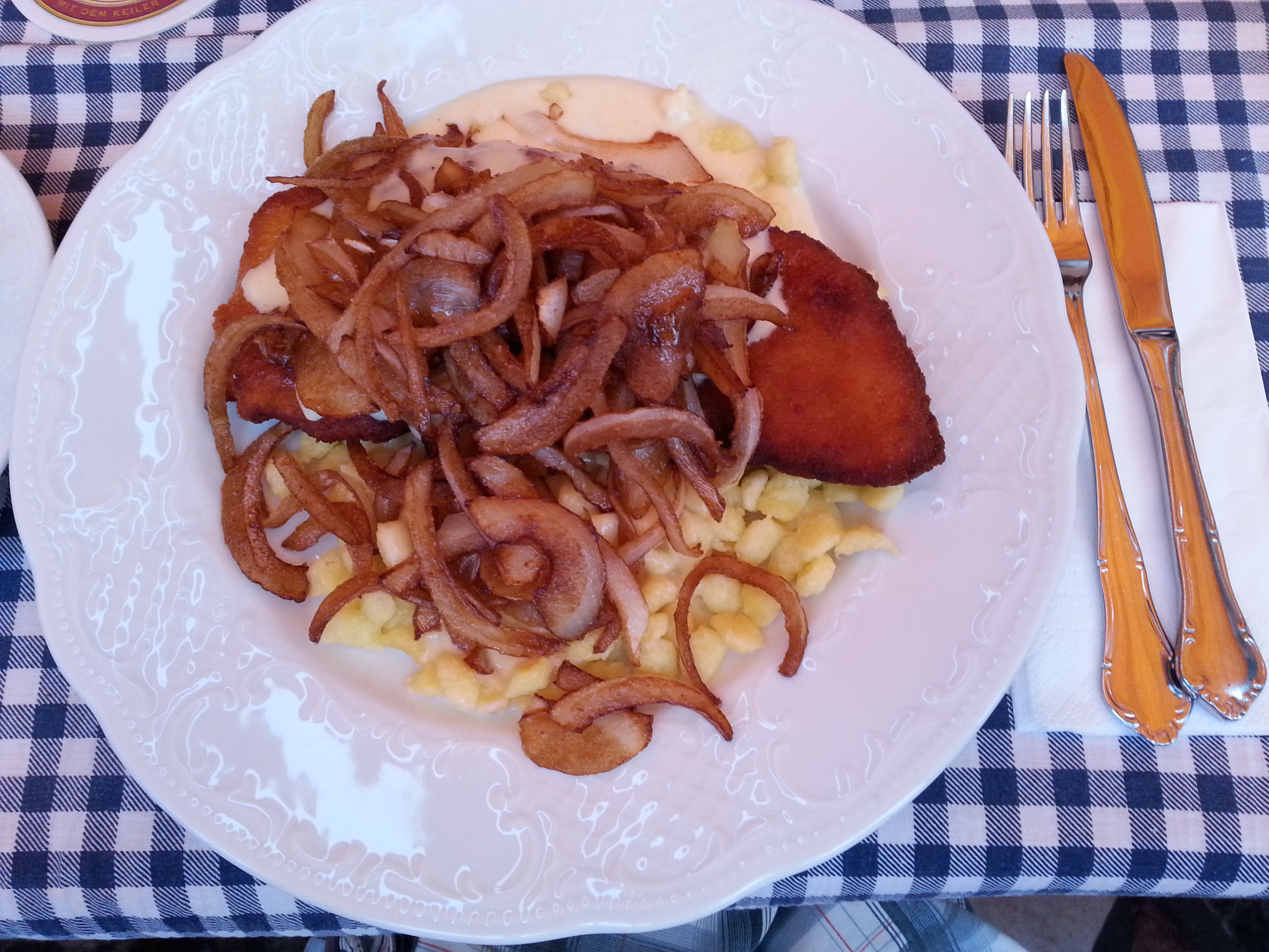 Schnitzel mit Spätzle.
