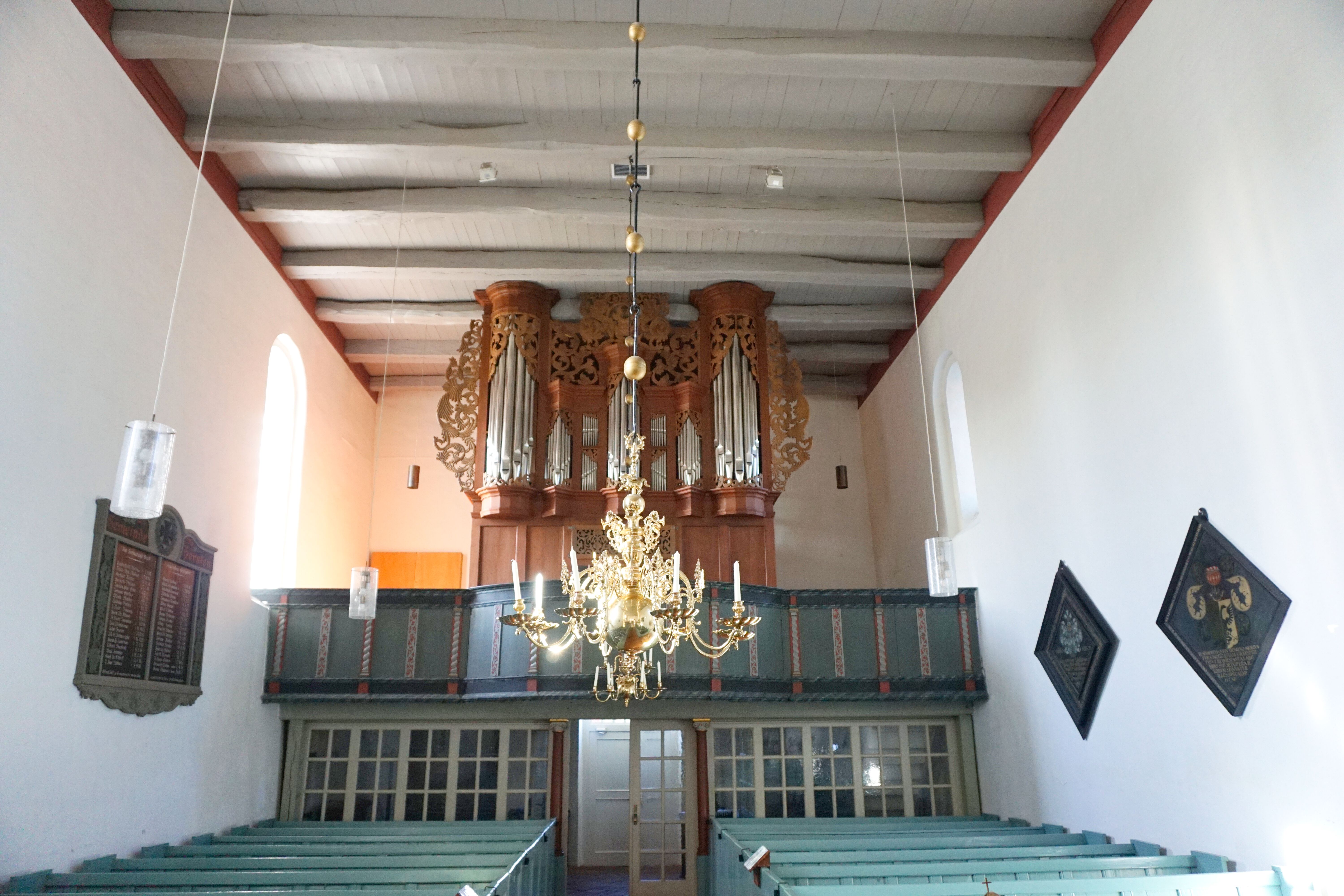 Schröder Orgel in der St. Mauritius-Kirche in Horsten, Friedeburg.
