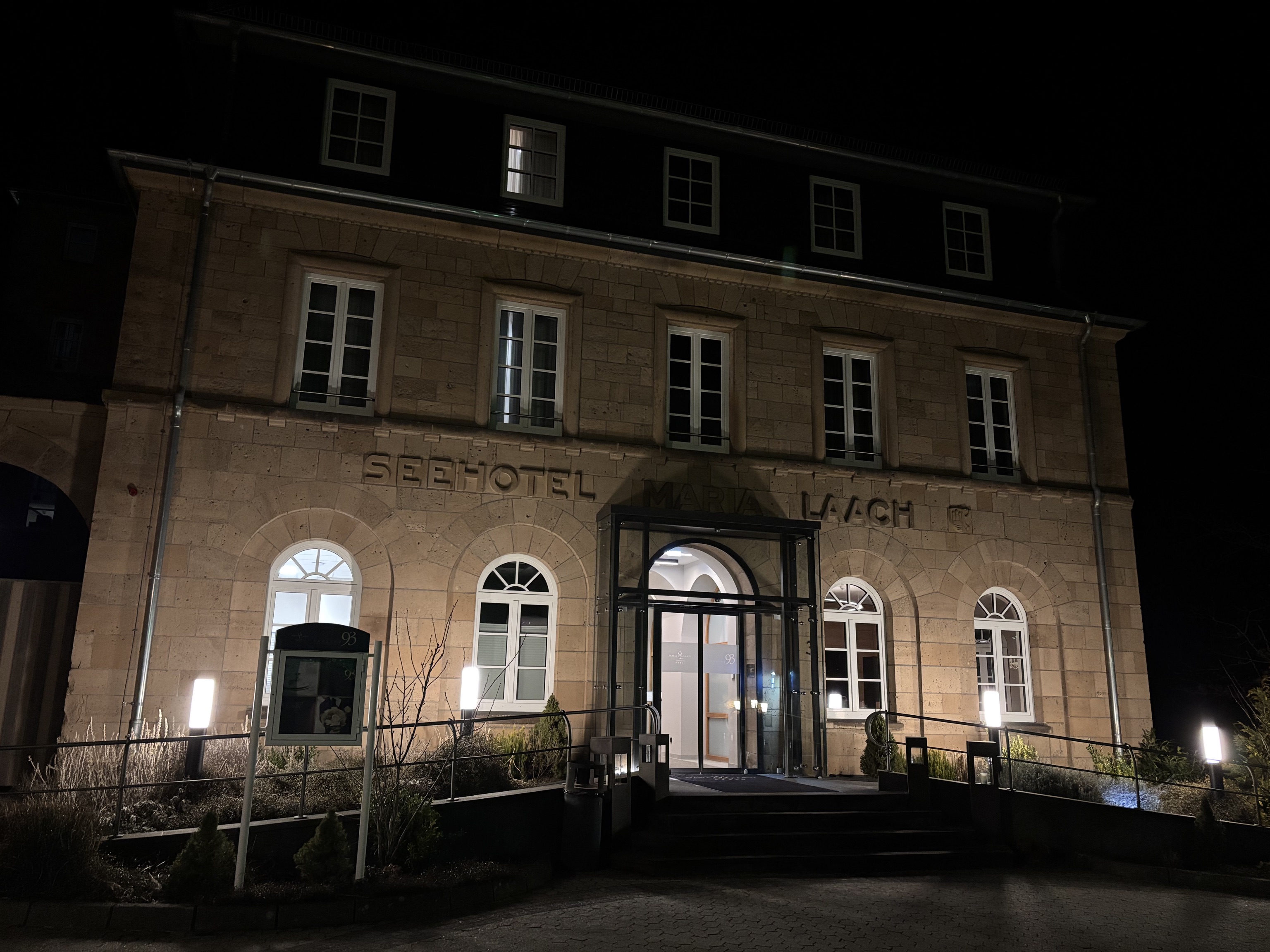 Das Seehotel Maria Laach bei Nacht.
