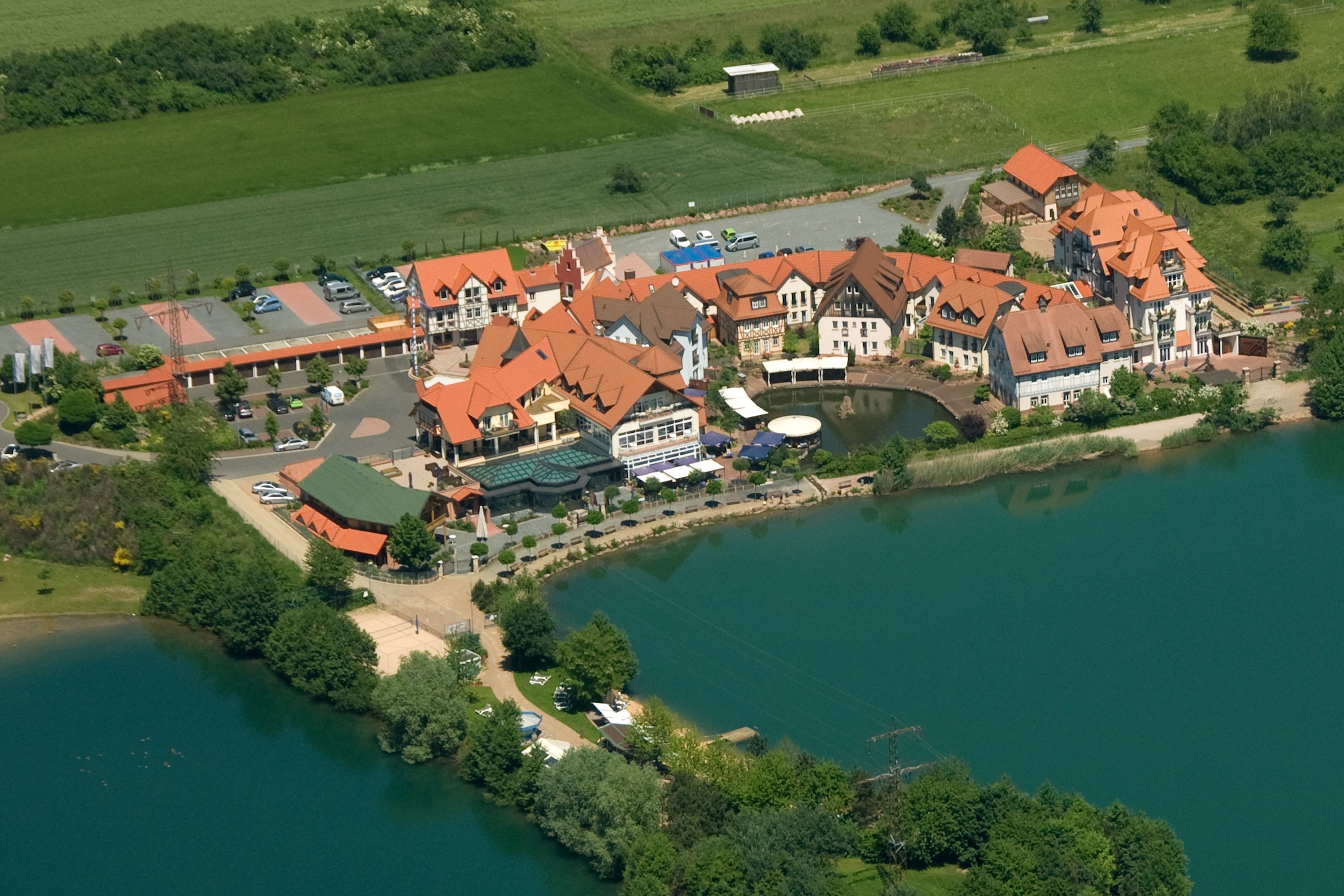 Das Seehotel Niedernberg in der Luftaufnahme.
