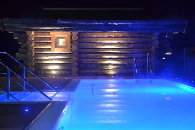 Die Blocksauna mit Seeblick und der Warmwasser-Außenpool mit Massagedüsen im Seehotel Niedernberg.
