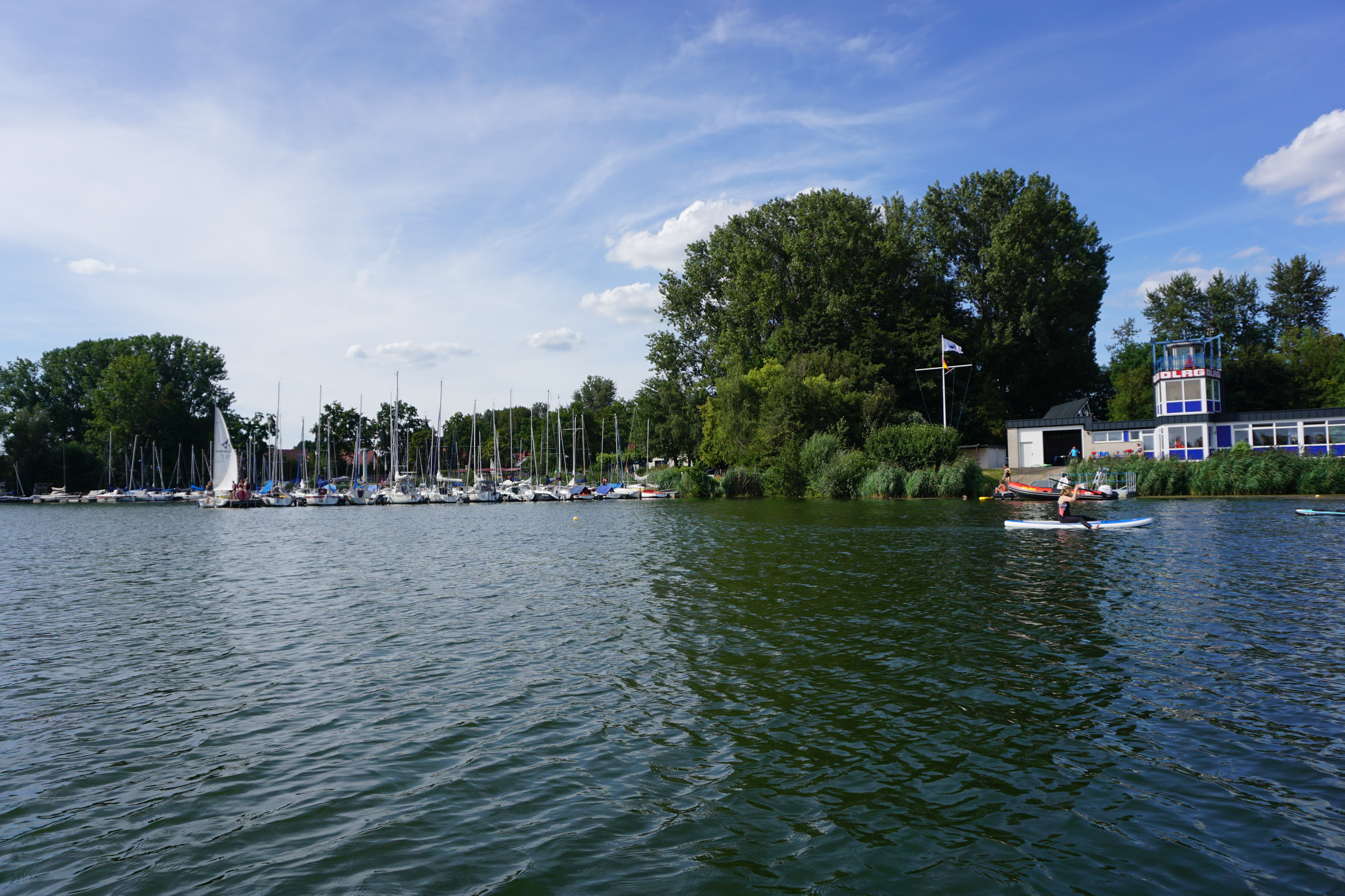 Bootsanleger und der Turm der DLRG am Lippesee.
