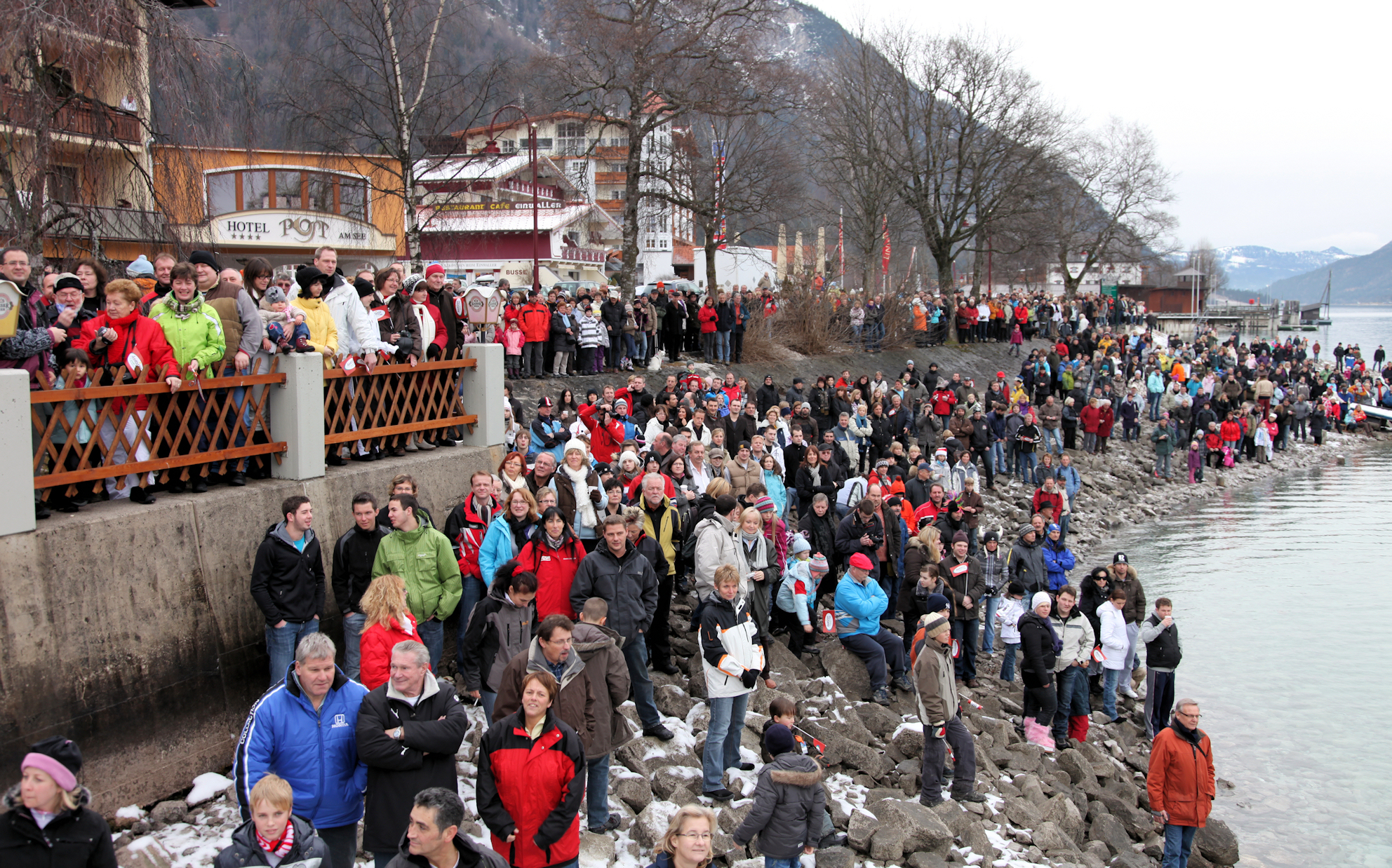 Das Silvesterschwimmen hat schon Tradition am Achensee. Rund 3000 Besucher säumen jedes Jahr das Ufer und feuern die Schwimmer begeistert an.