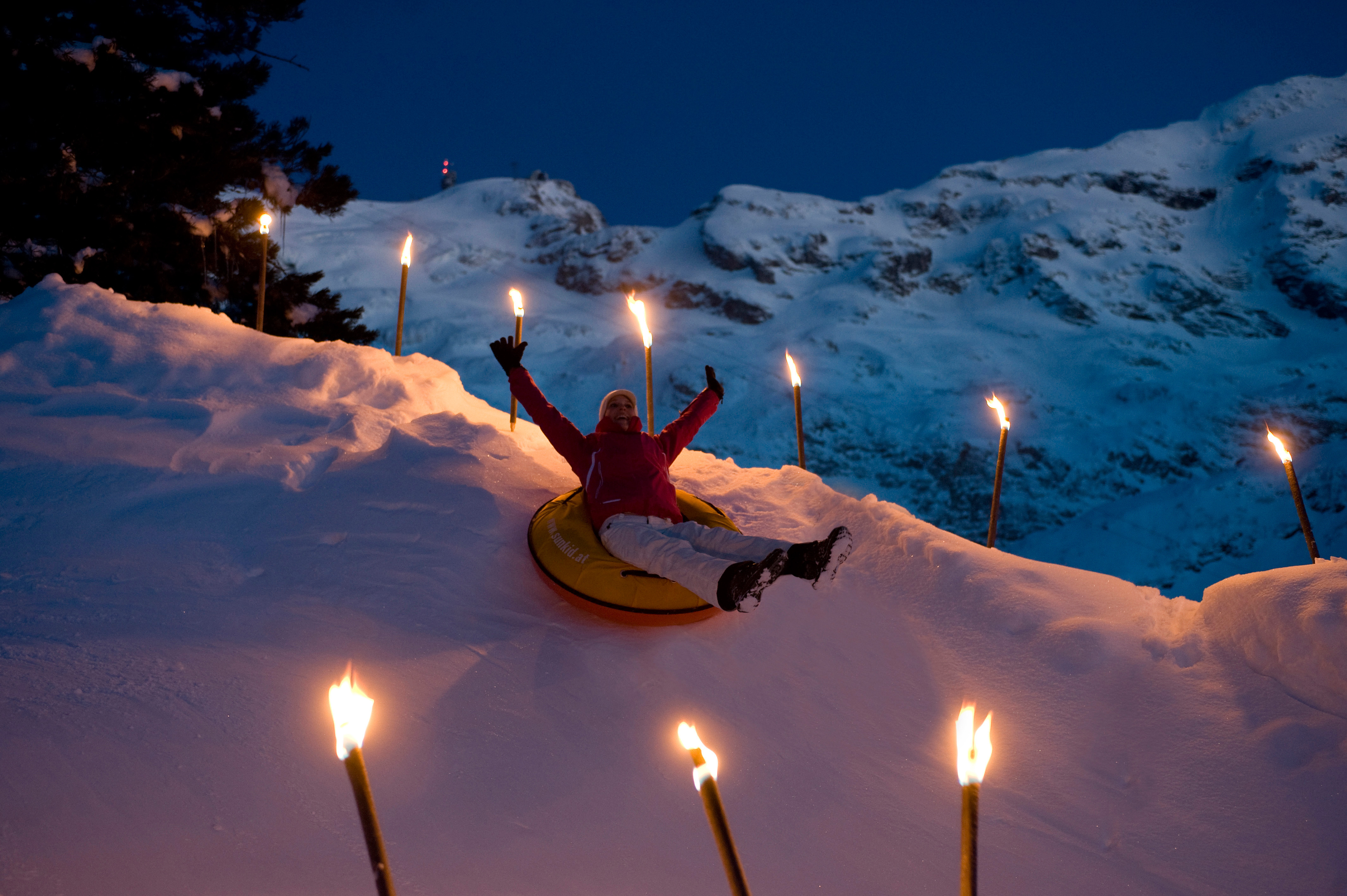 Snowtubing in Engelberg am Abend.
