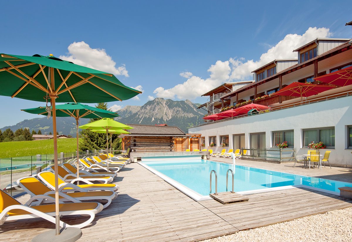 Solepool im Außenbereich vom Hotel Oberstdorf.
