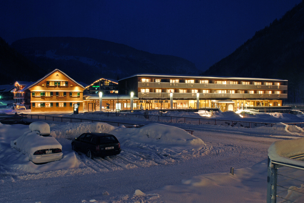 Das Sonne Lifestyle Resort im Bregenzerwald bei Nacht.
