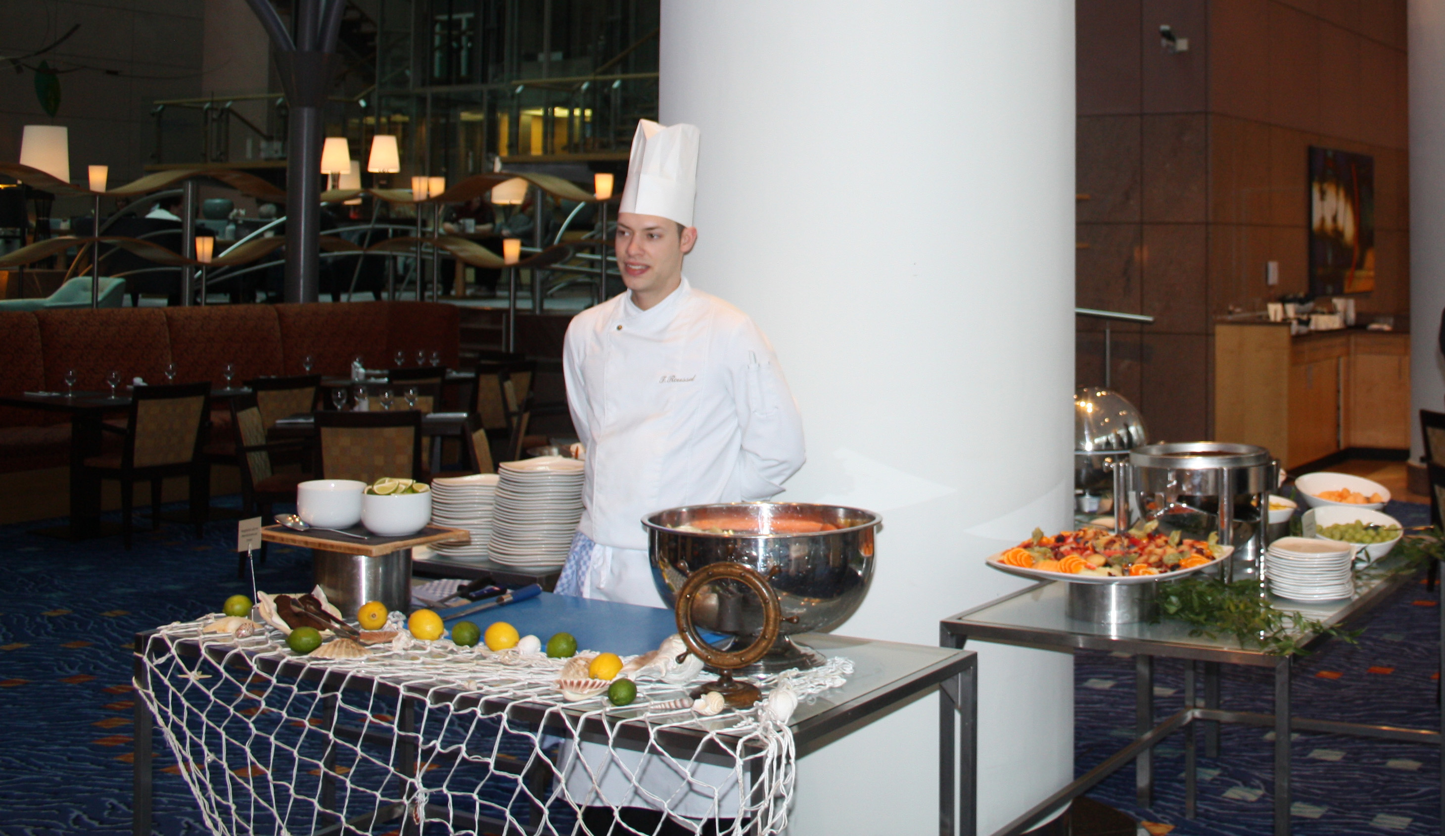 Der klassische Sonntagsbrunch im Hotelrestaurant Pacific Colors, mit Blick auf den grünen Außenbereich, bietet saisonalen Speisen auf hohen Niveau.
