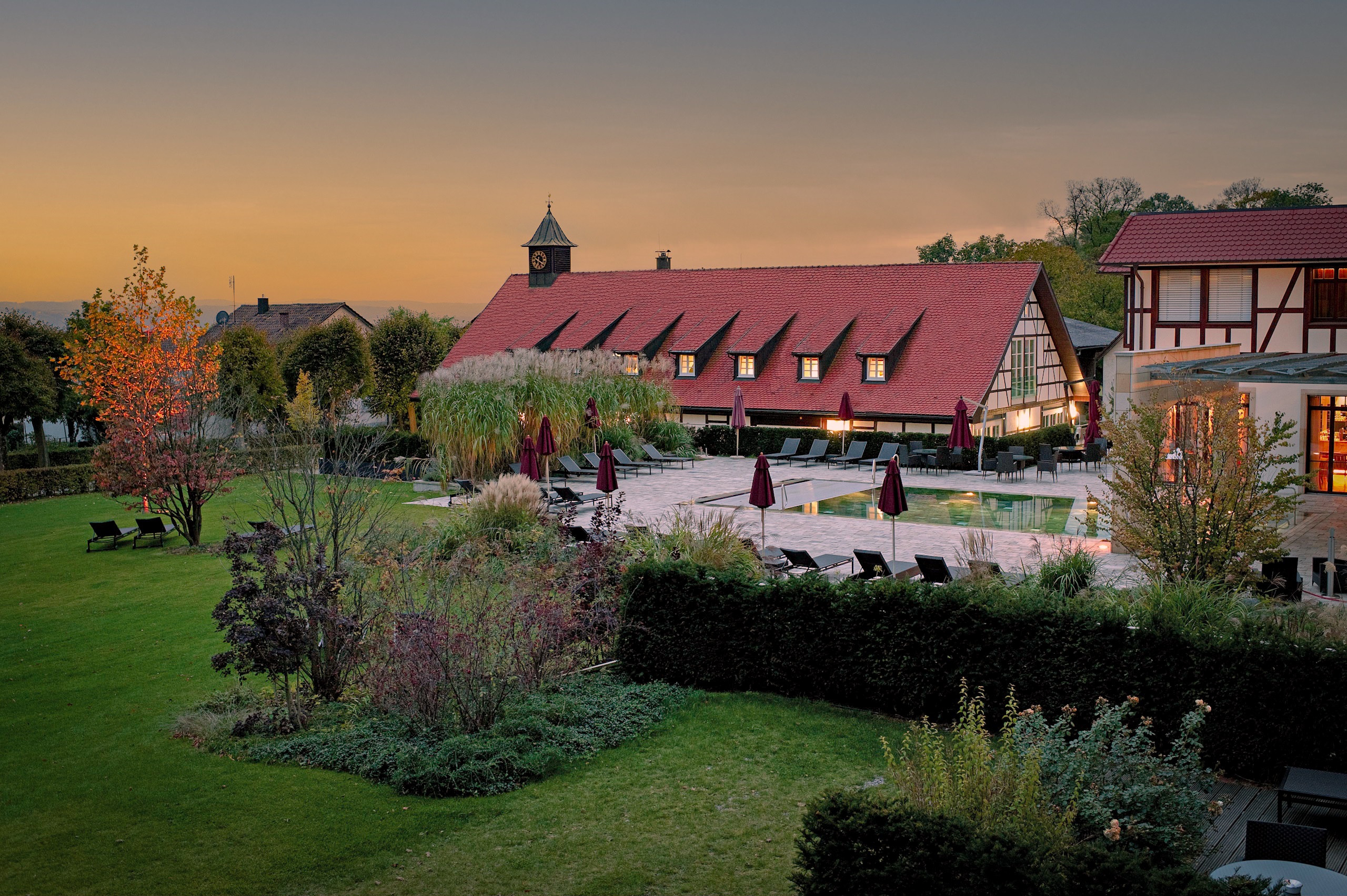 Spa Außenbereich des Schlosshotels Friedrichsruhe bei Nacht.
