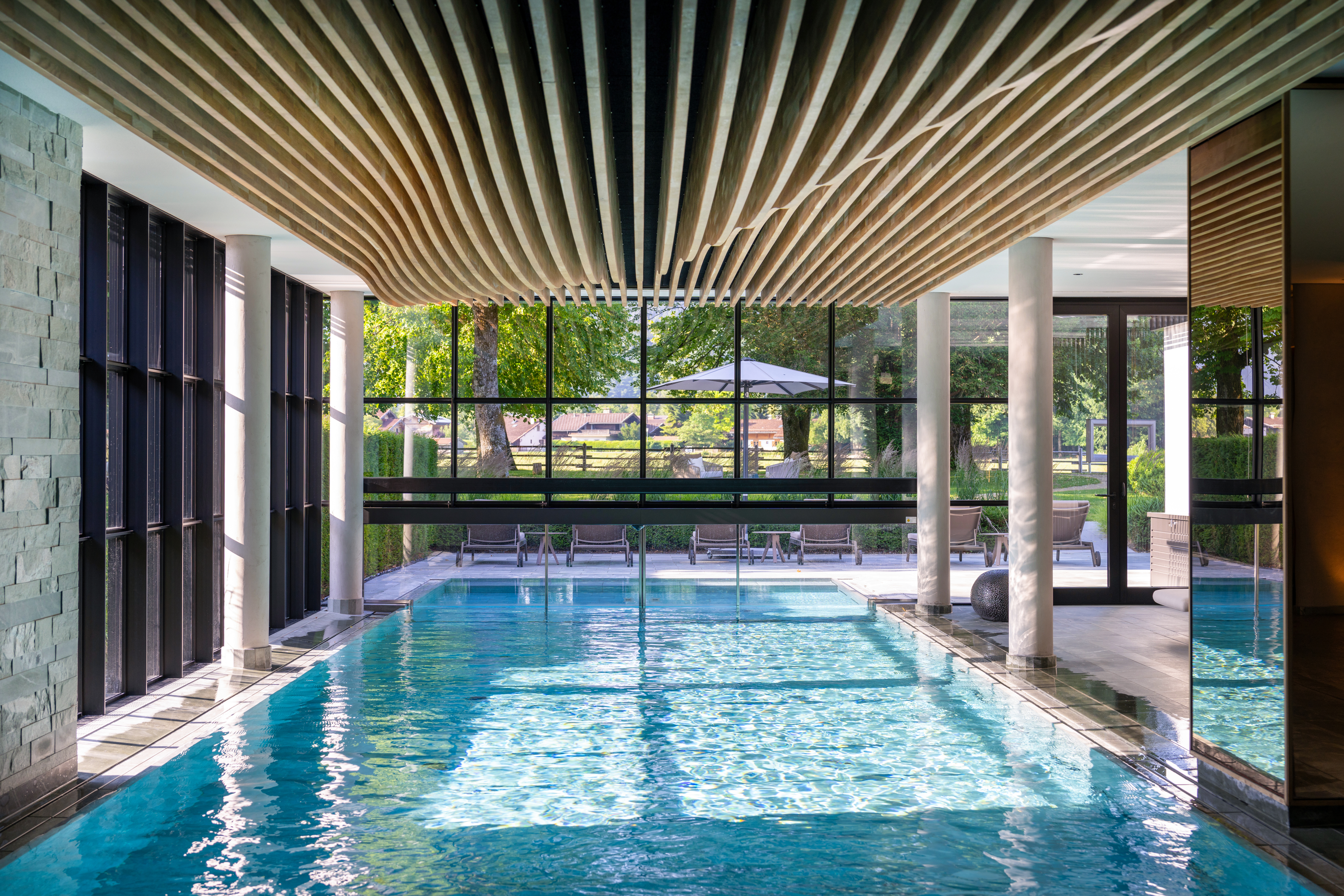 Pool im Spa des Parkhotels Egerner Höfe, Rottach-Egern.
