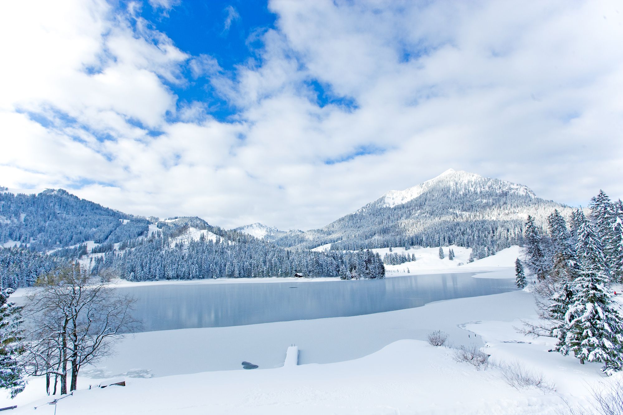 Der Spitzingsee im Winter - Ein herrliches Panorama, welches Gäste des Arabella Alpenhotel genießen können.
