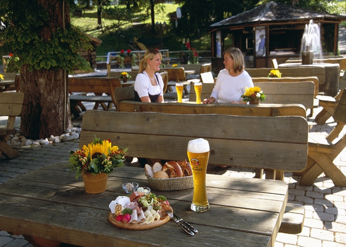 Biergarten des Dorint Sporthotel Garmisch-Partenkirchen.