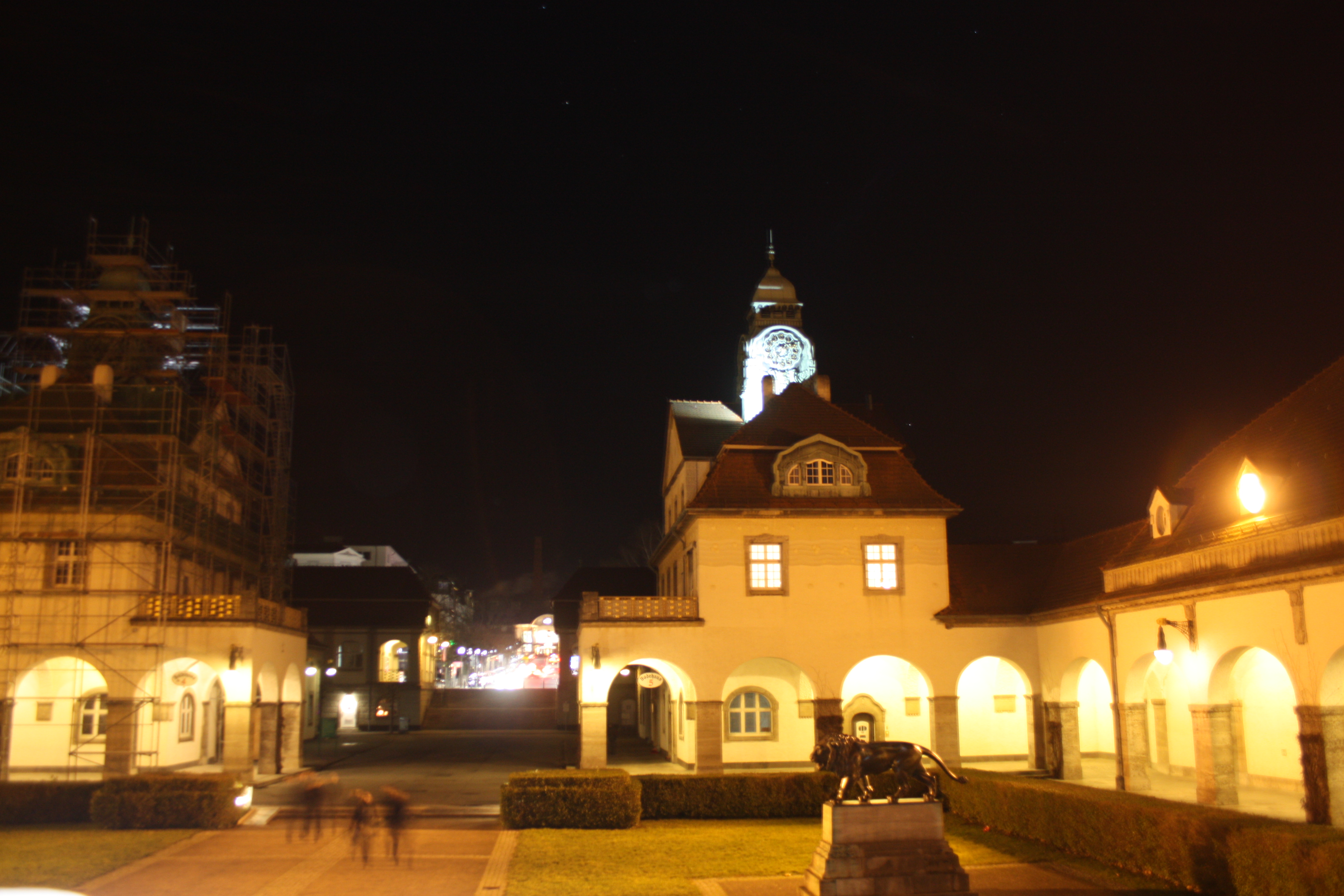 Der Sprudelhof von Bad Nauheim bei Nacht.
