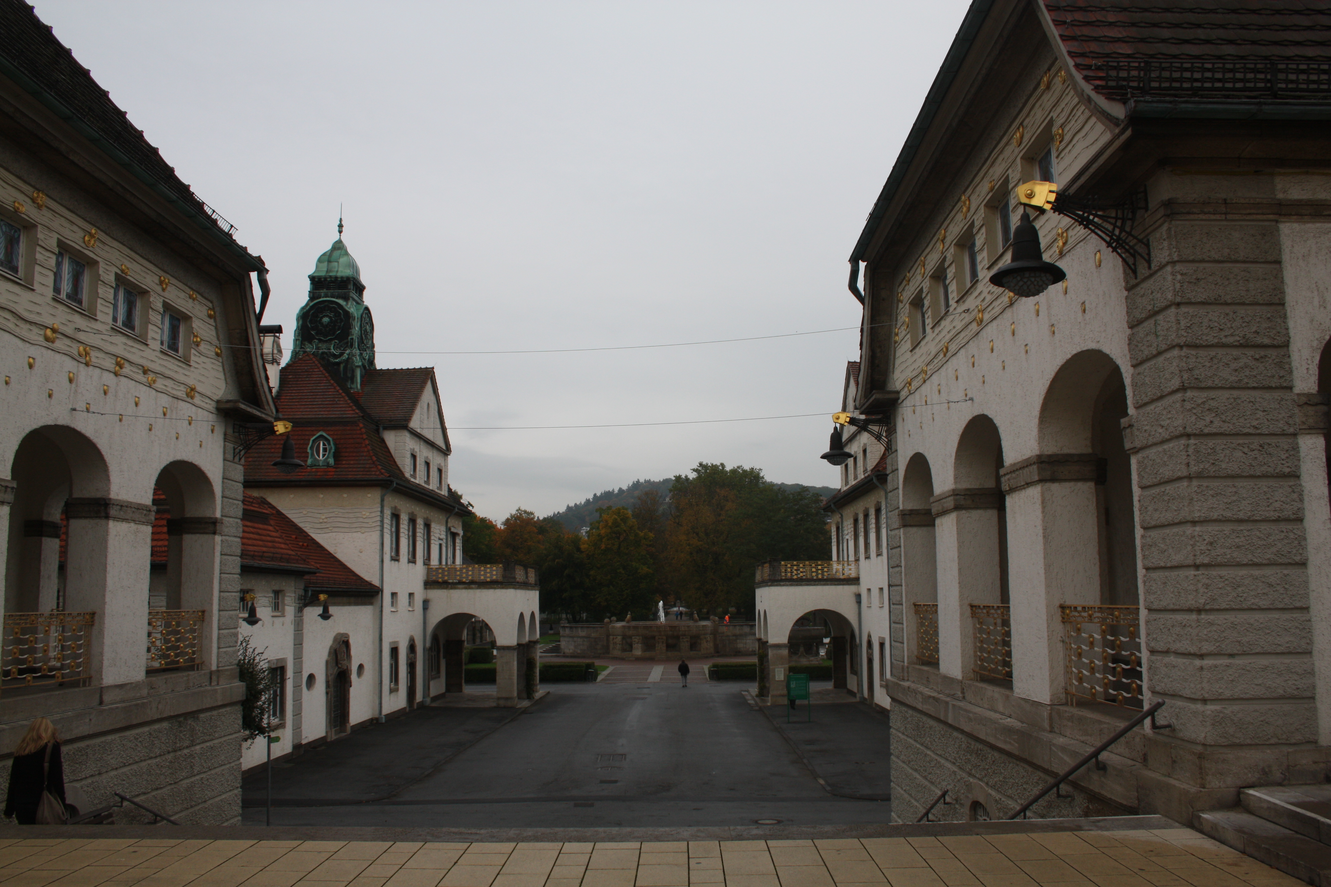 Der Sprudelhof von Bad Nauheim entstand zwischen 1905 und 1912, inklusive der 6 Badehäuser mit Wartesälen, zwei  Verwaltungsgebäuden und insgesamt 264 Badezellen.

