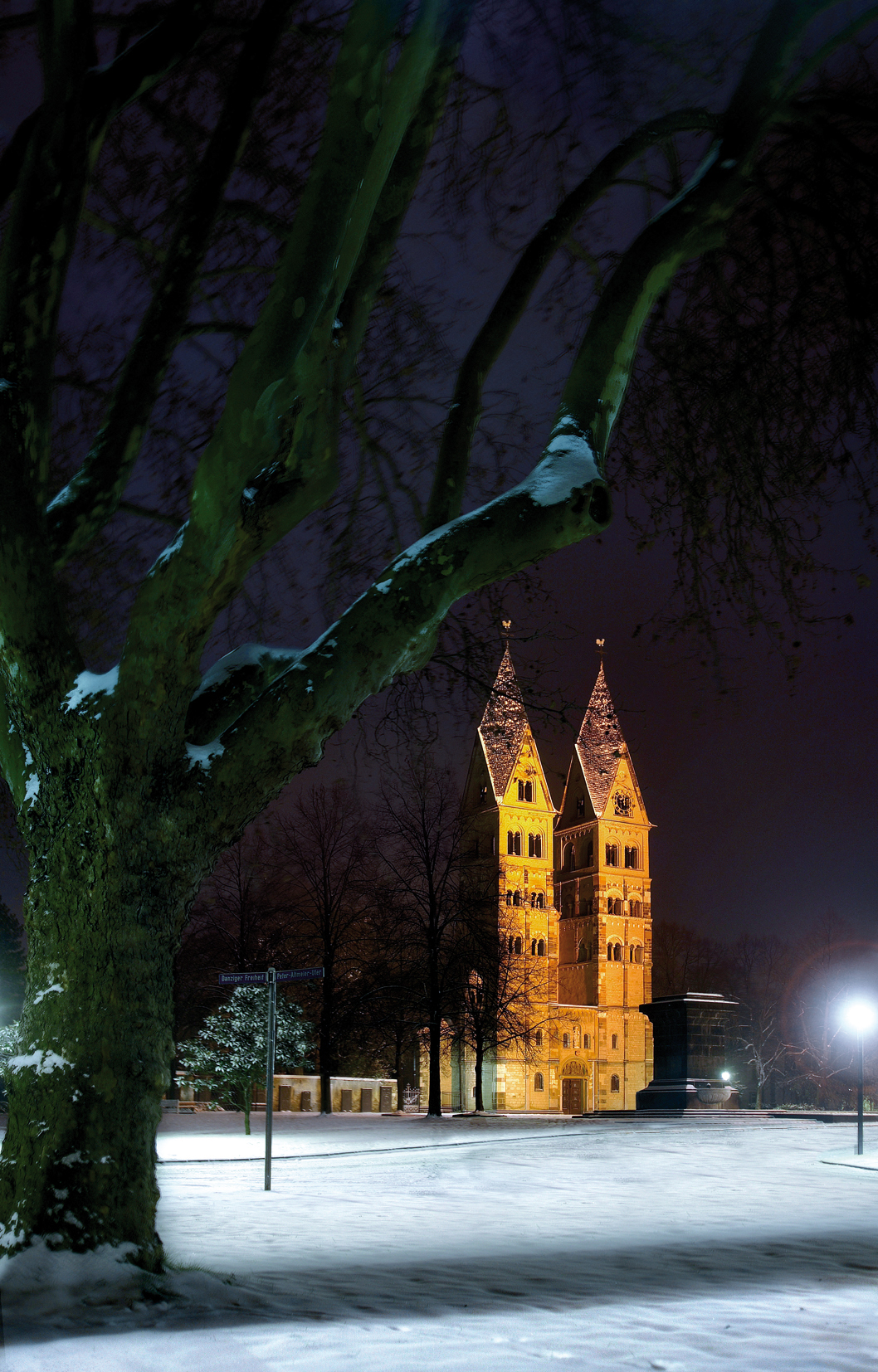 Basilika St. Kastor im Winter.
