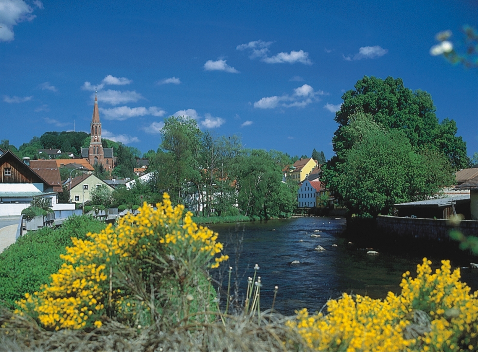 Stadtansicht Zwiesel mit Fluss im Frühling.
