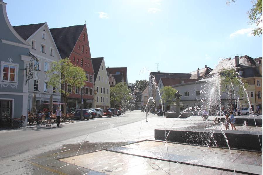 Der Brunnen Stadtbachspur am Schrannenplatz.
