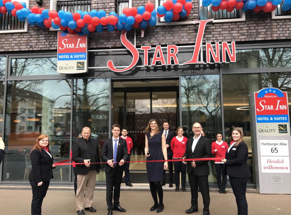Paul Garai (Zweiter von links), Gründer und Geschäftsführer der Star Inn Hotels, eröffnete pünktlich am 1. März 2017 das Star Inn Hotel Premium Hannover, by Quality.
