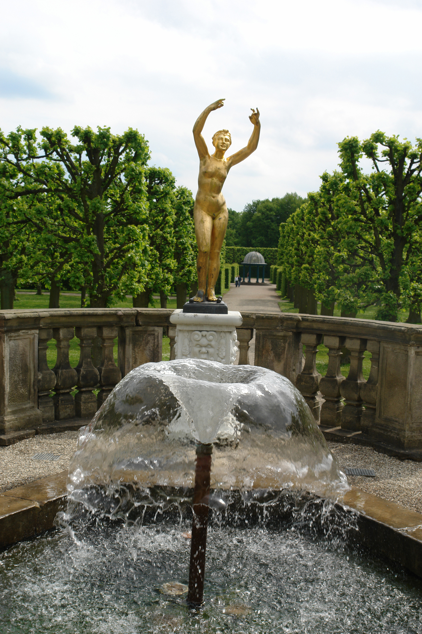 Wasserspiele und goldene Statue in den Herrenhäuser Gärten Hannover.
