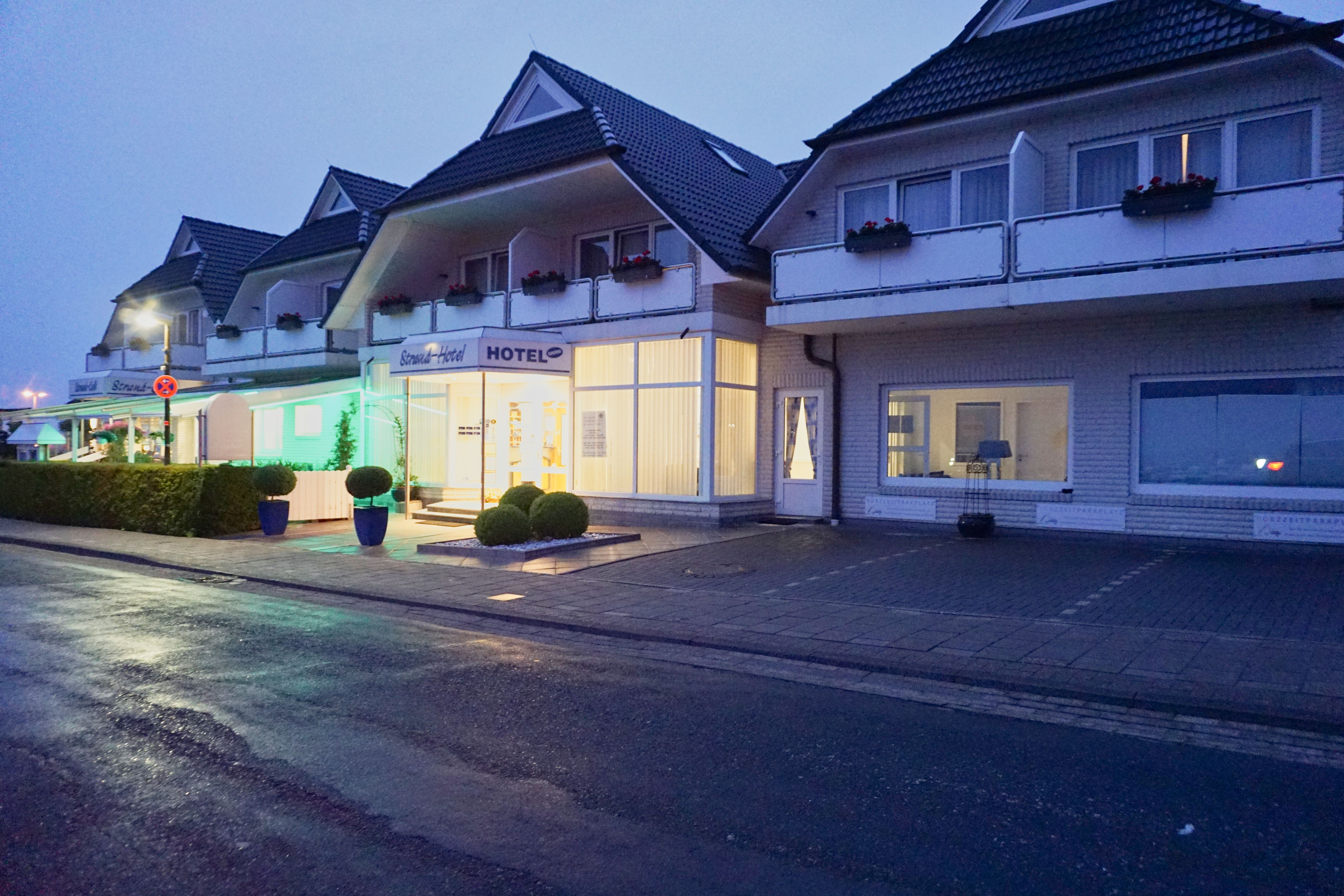 Außenansicht bei Abend vom Strand-Hotel Dangast, Varel.
