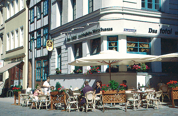 Straßencafé in der Schweriner
