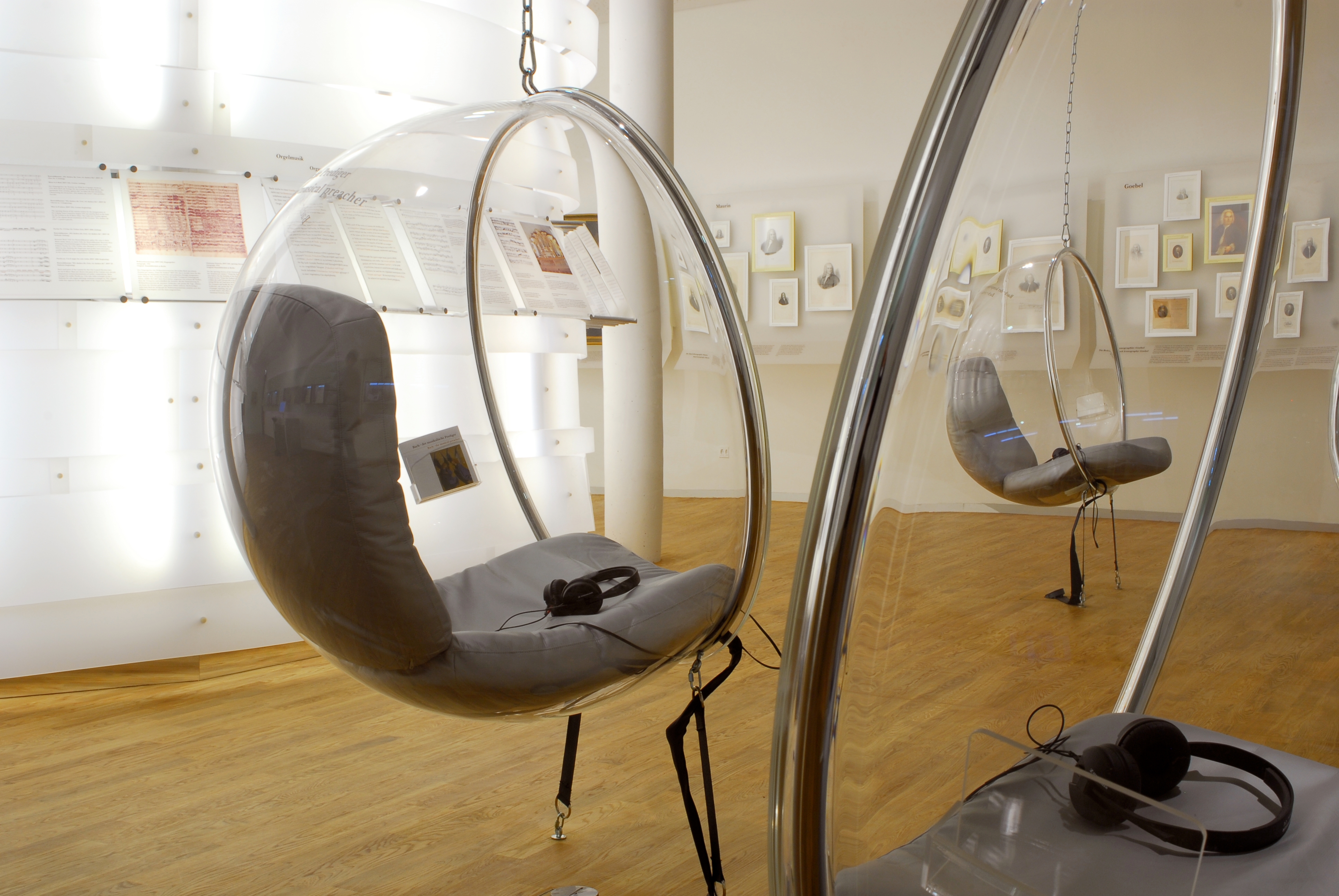 Die sogenannten Bubble-Chairs informieren im Bachhaus fachgerecht, mit Kopfhörern, rund um das Leben von Bach und dessen Werke.
