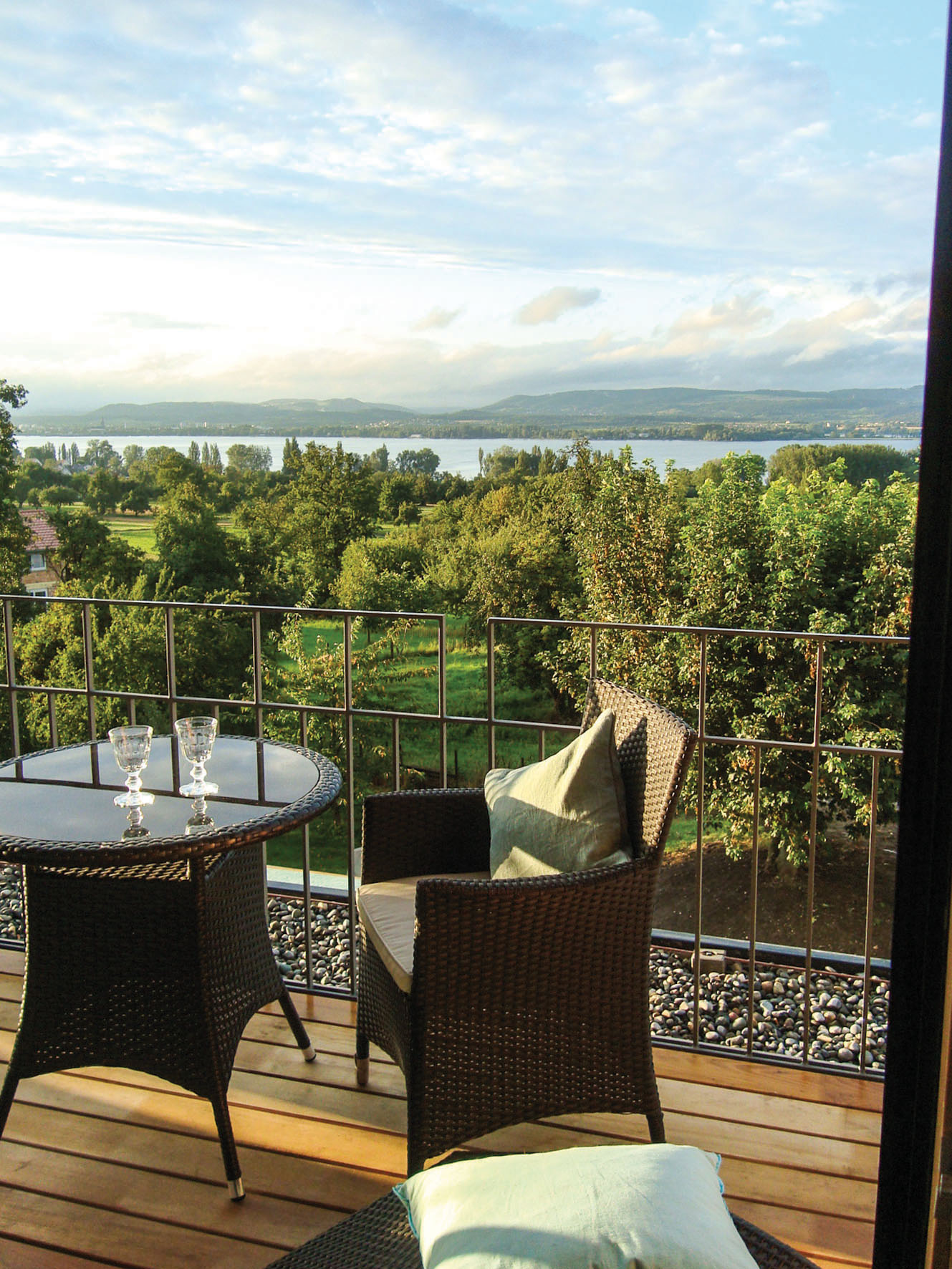 Der Ausblick auf die Aquarellstimmung am Untersee von einer Suite aus.
