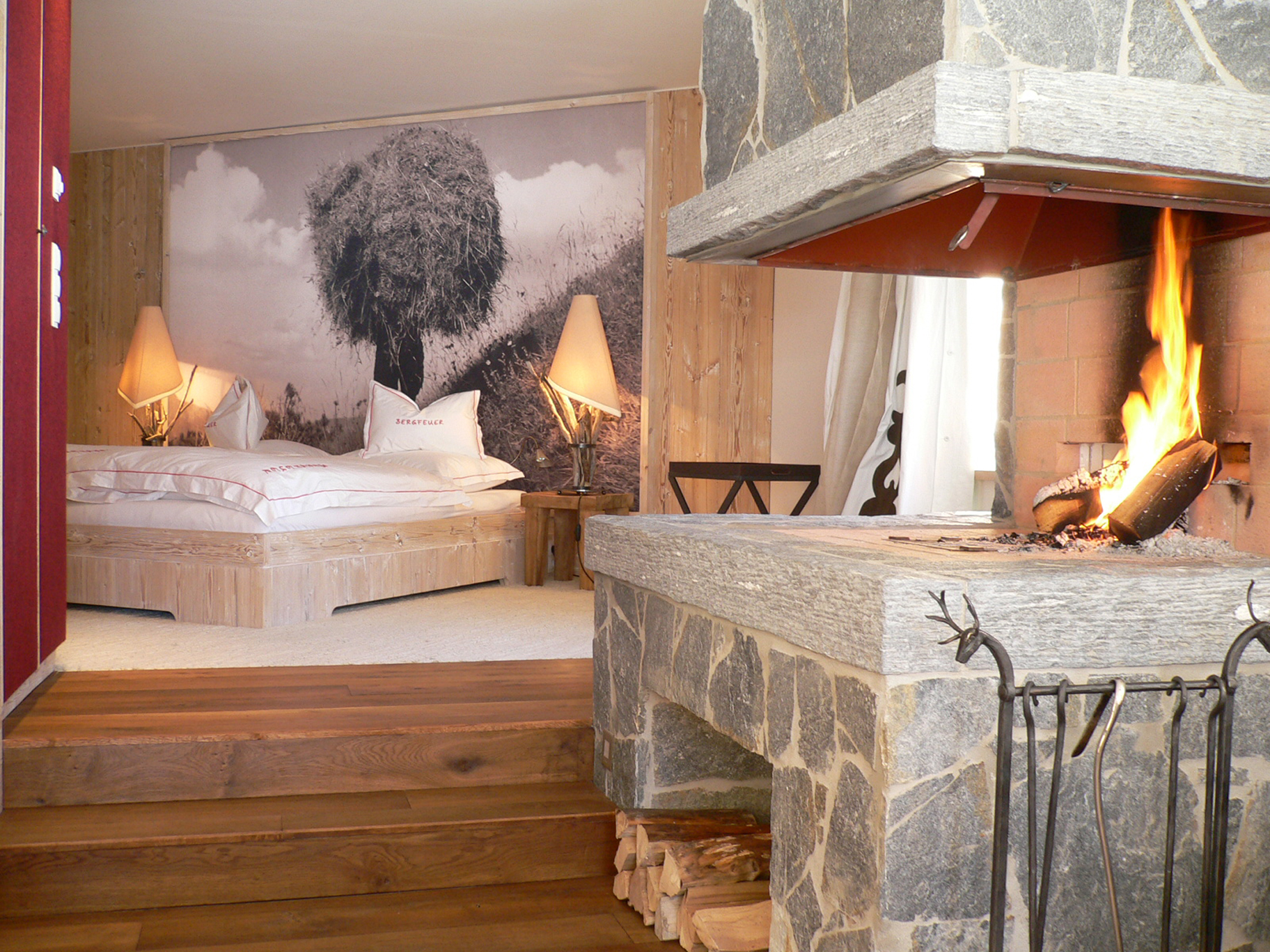Dieser prachtvolle Kamin ist Namensgeber für die Suite „Bergfeuer“ im Hotel Jungbrunn in Tannheim/Tirol.