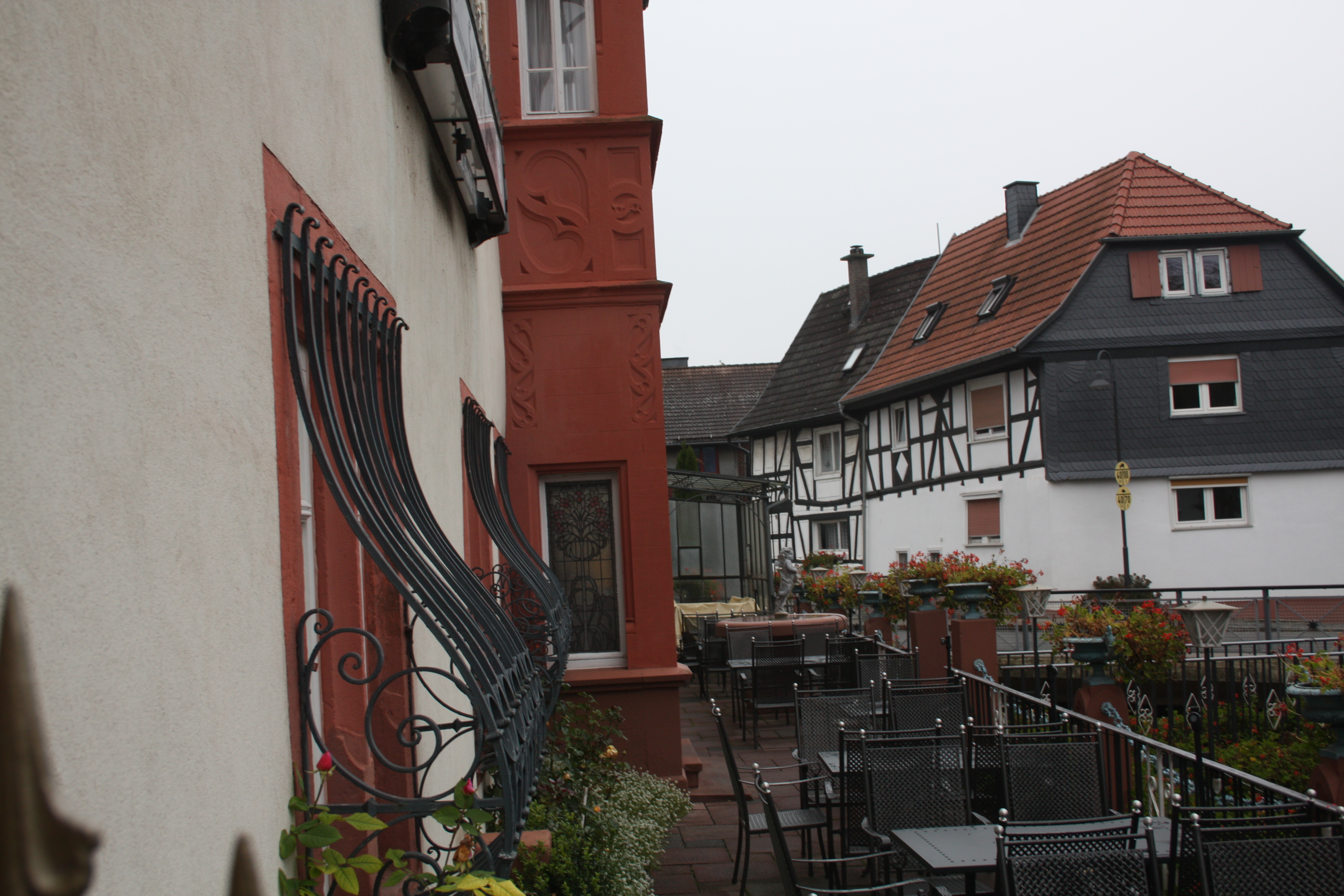 Außenansicht mit Terrasse vom Hotel Restaurant Schloss Ysenburg in Florstadt, Ortsteil Staden.
