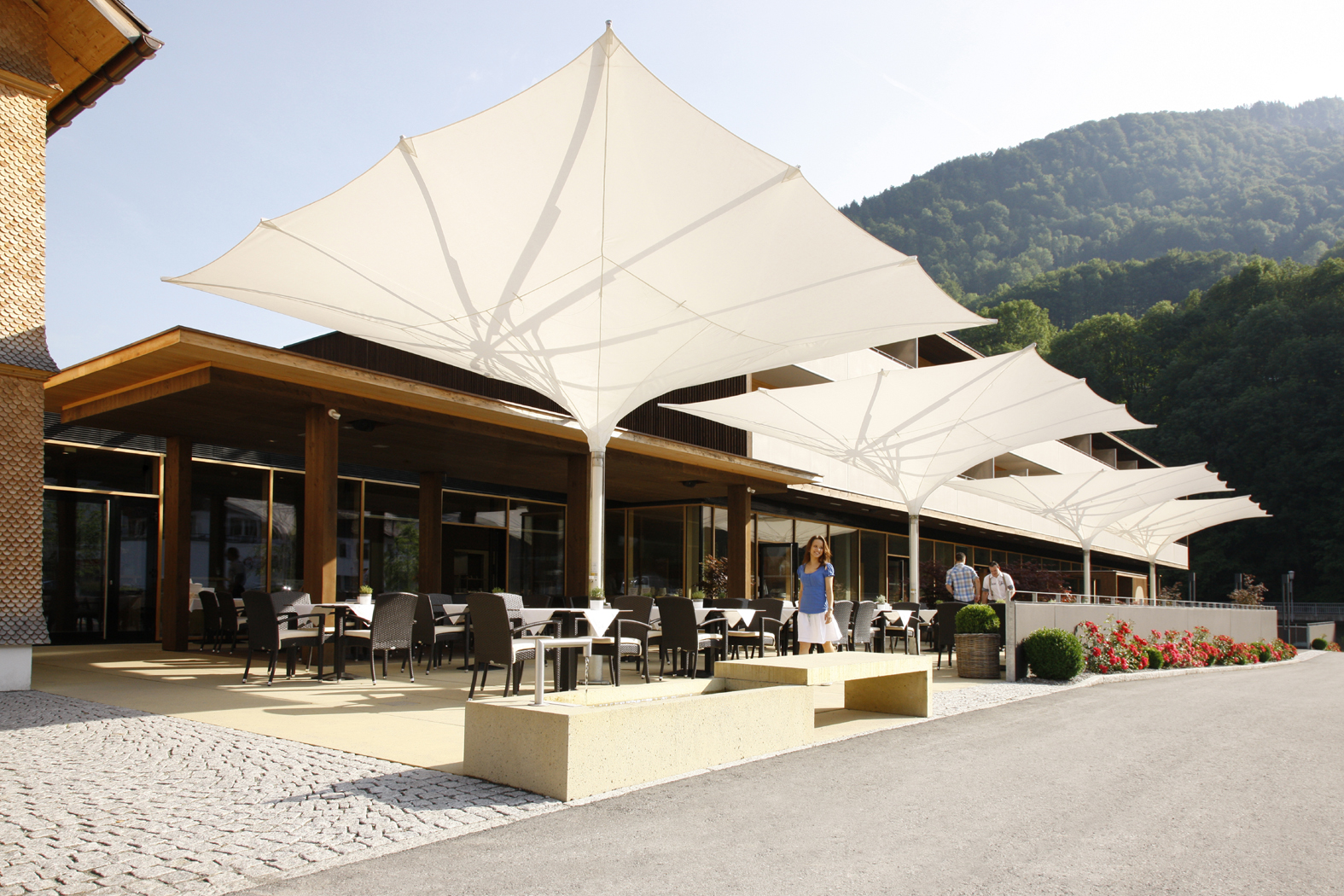 Außenterrasse vom Sonne Lifestyle Resort im Bregenzerwald (Mellau).
