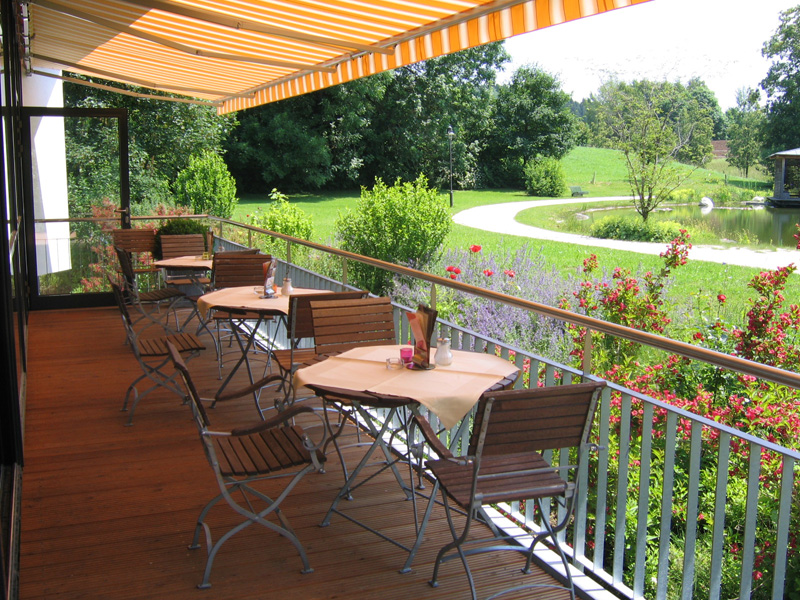 Terrasse im Thermenhotel Ströbinger Hof, Bad Endorf.
